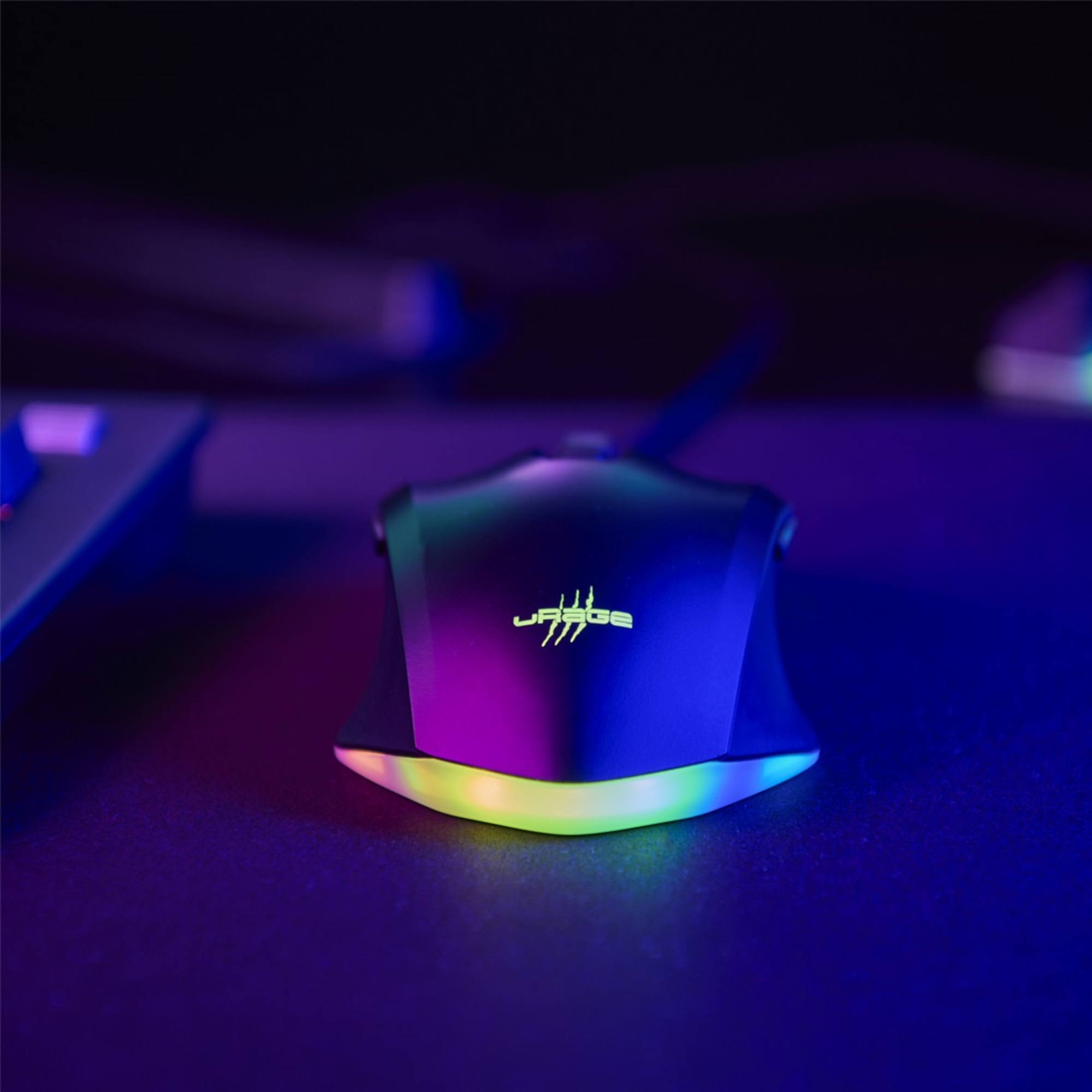 Un mouse da gaming nero con colori RGB luminosi su una superficie scura.
