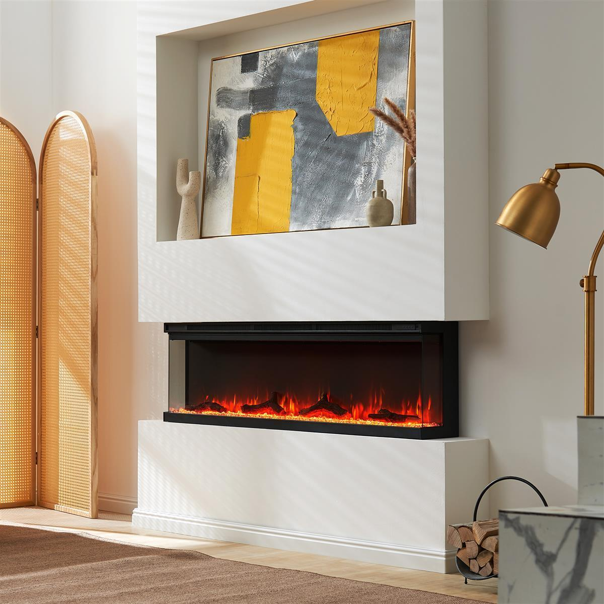 Ein moderner Kamin mit realistischer Flammenanzeige, Kunstwerk und Lampen.
