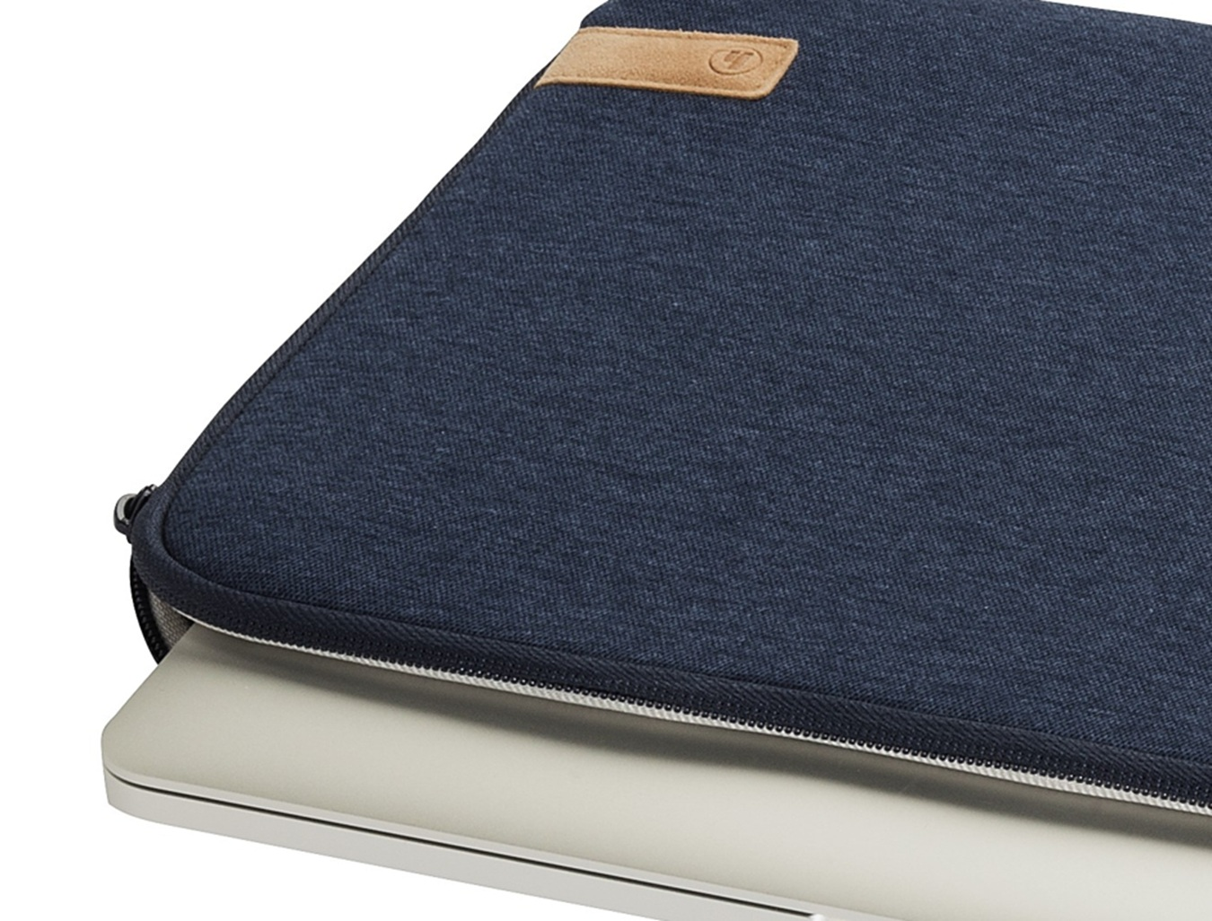 Granatowa torba na laptop z brązowym skórzanym detalem z logo.