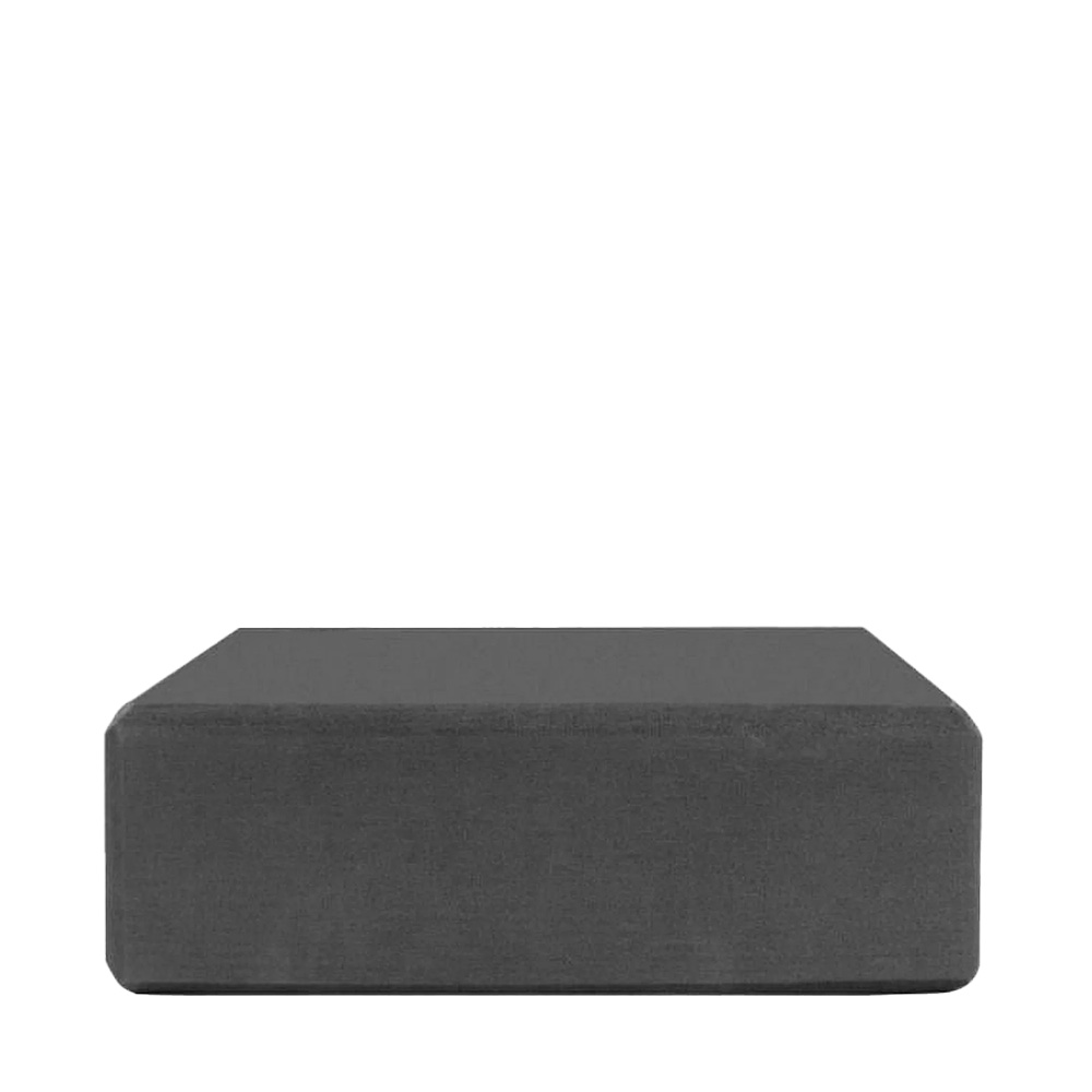 Un bloque de yoga rectangular gris oscuro de espuma con bordes redondeados.