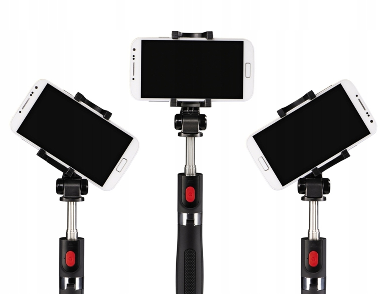 Tre smartphone bianchi montati su selfie stick, su sfondo bianco.