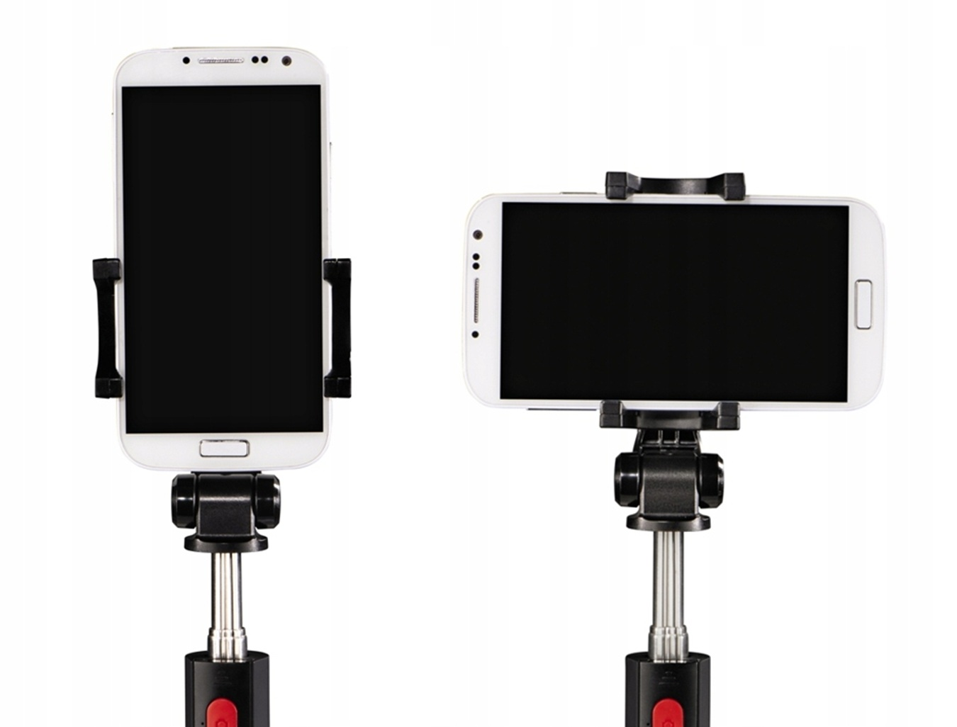 Due smartphone bianchi, ciascuno montato su un selfie stick, su sfondo bianco.