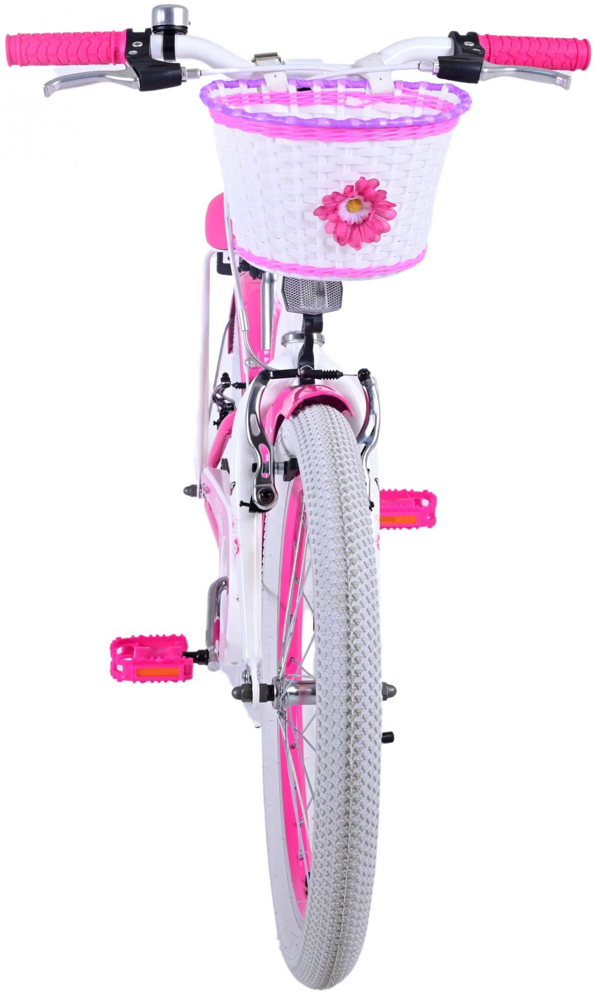 Ein rosa und weißes Kinderfahrrad mit einem weißen Korb mit einer Blume.