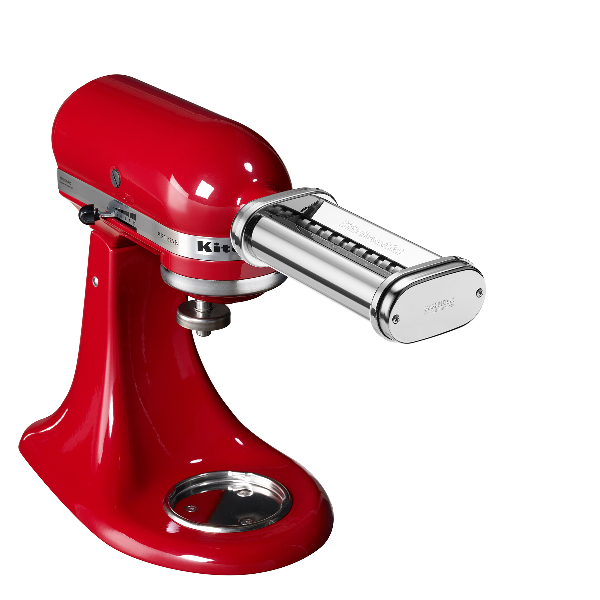 Un robot pâtissier KitchenAid rouge avec un accessoire à pâtes.