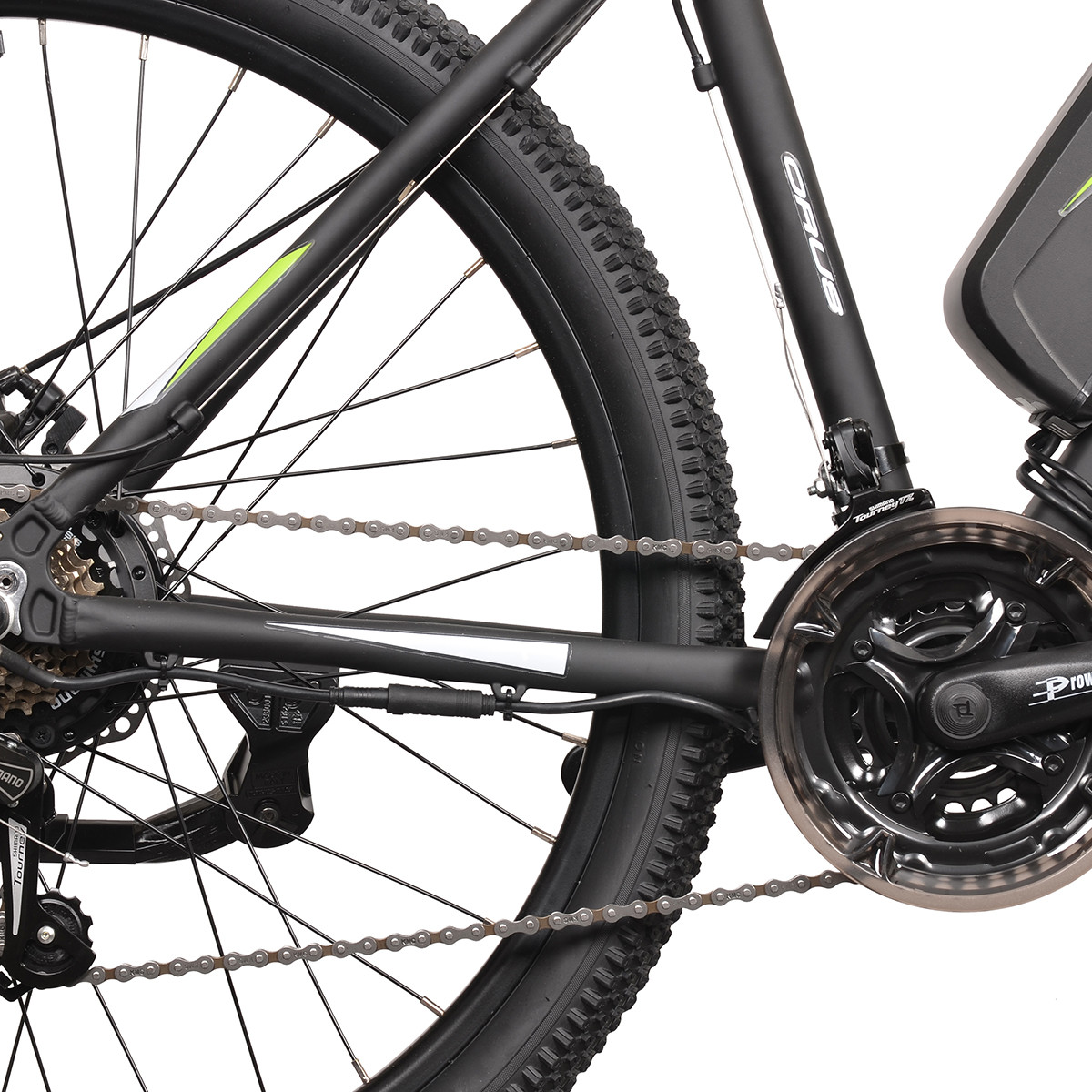 Zbliżenie na łańcuch, kasetę i tylne koło roweru.