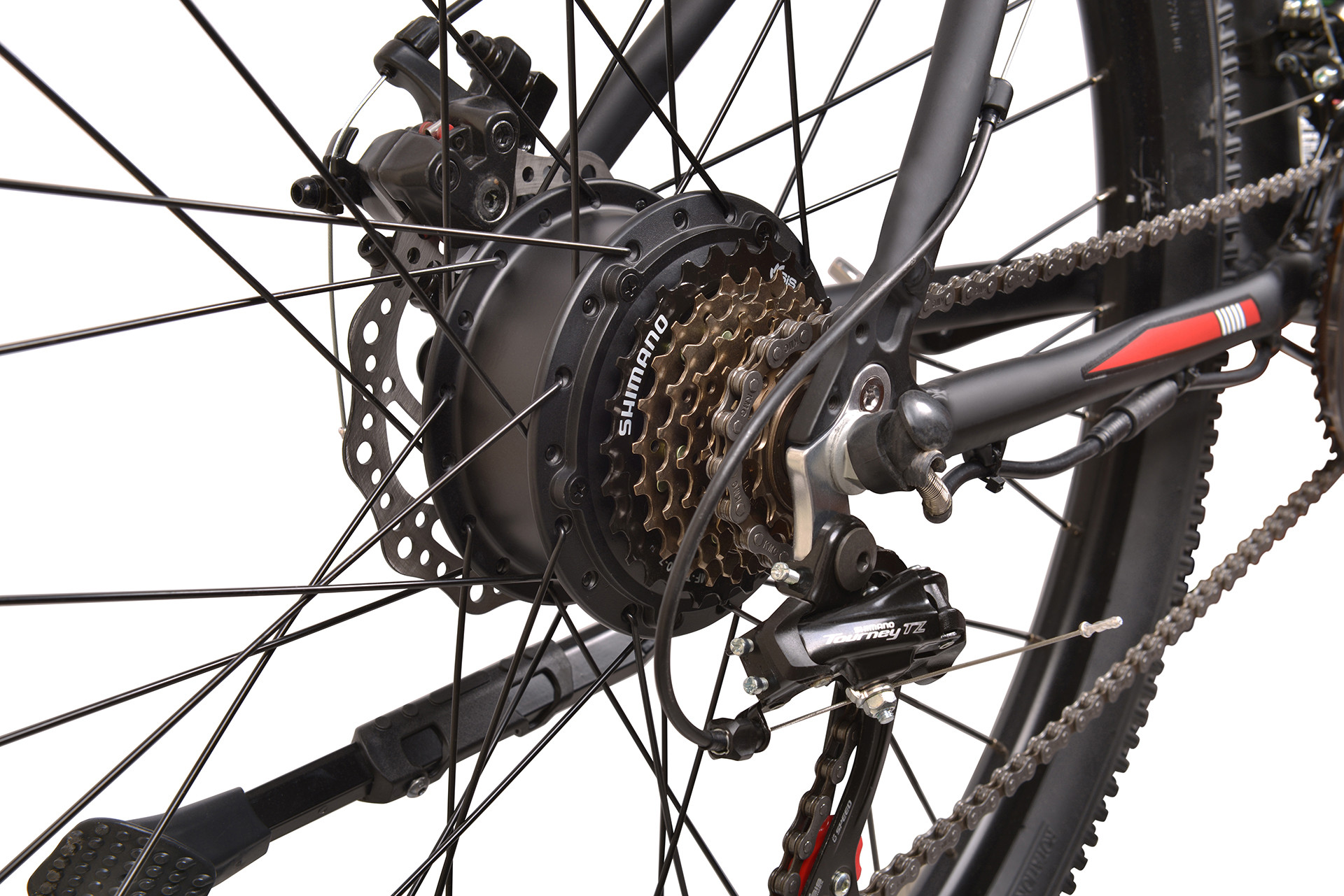 Zbliżenie tylnego koła roweru z kasetą, łańcuchem i hamulcem tarczowym.