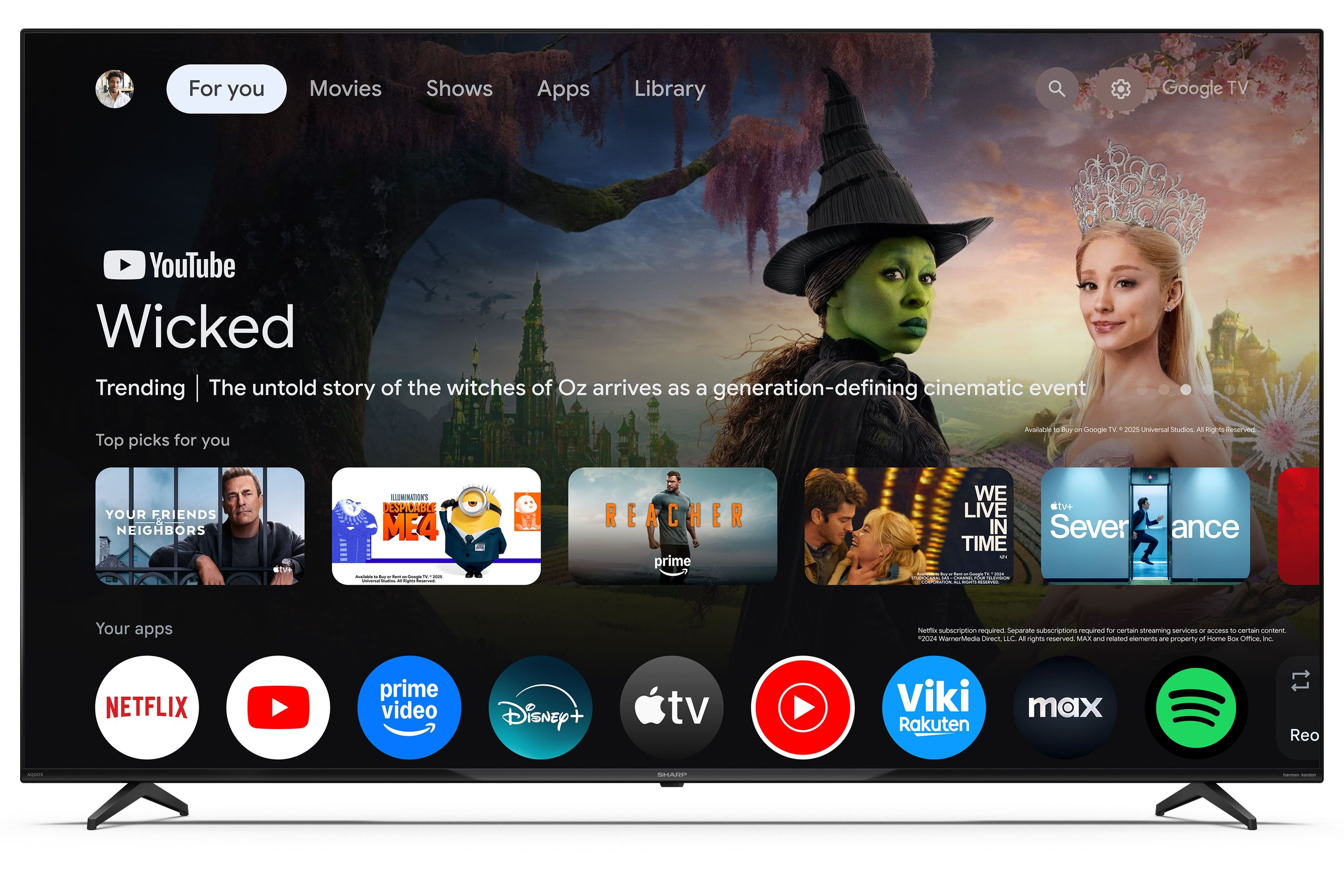 Un écran de TV affiche l'application YouTube avec 'Wicked' et des miniatures.