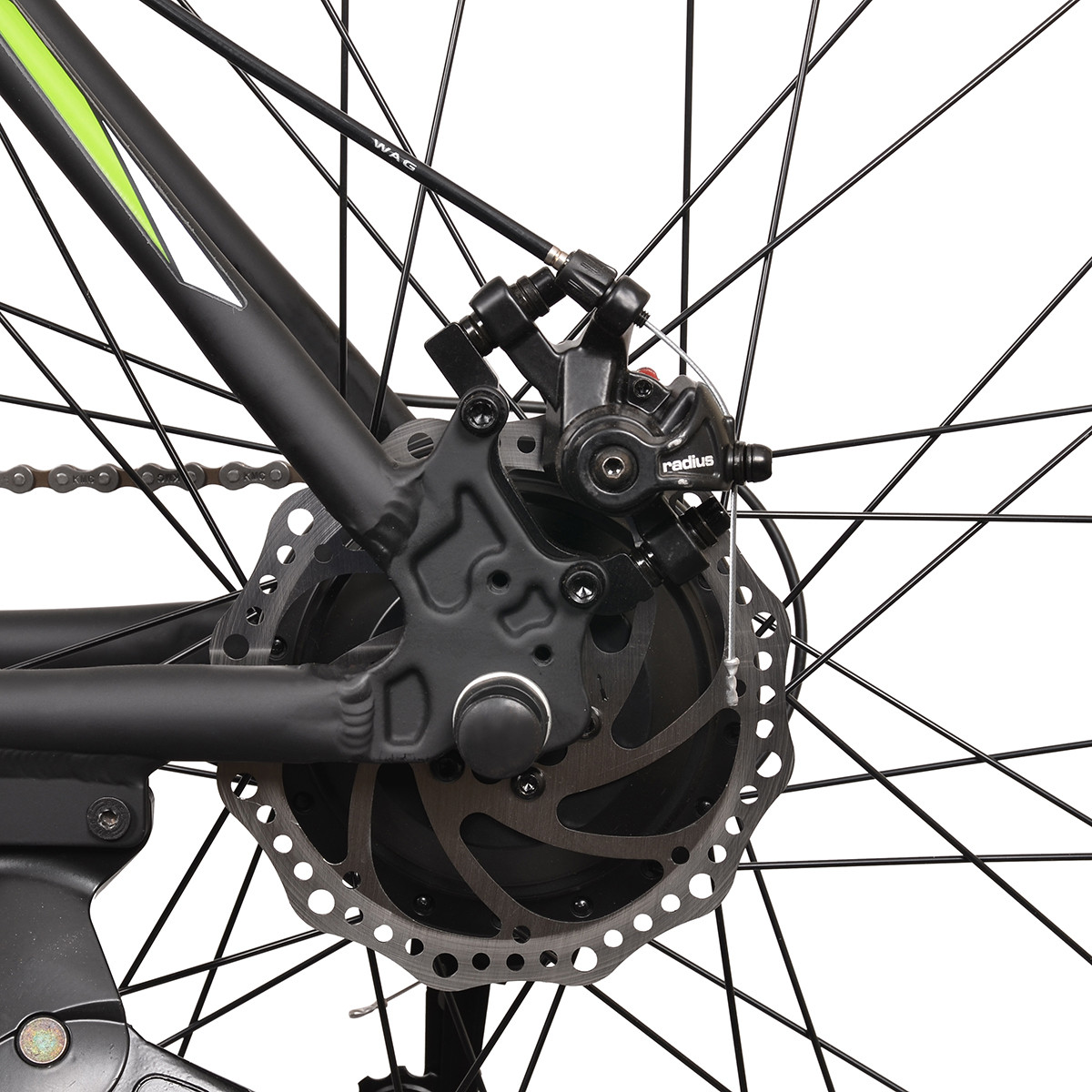 Zbliżenie hamulca rowerowego ze szprychami i łańcuchem.