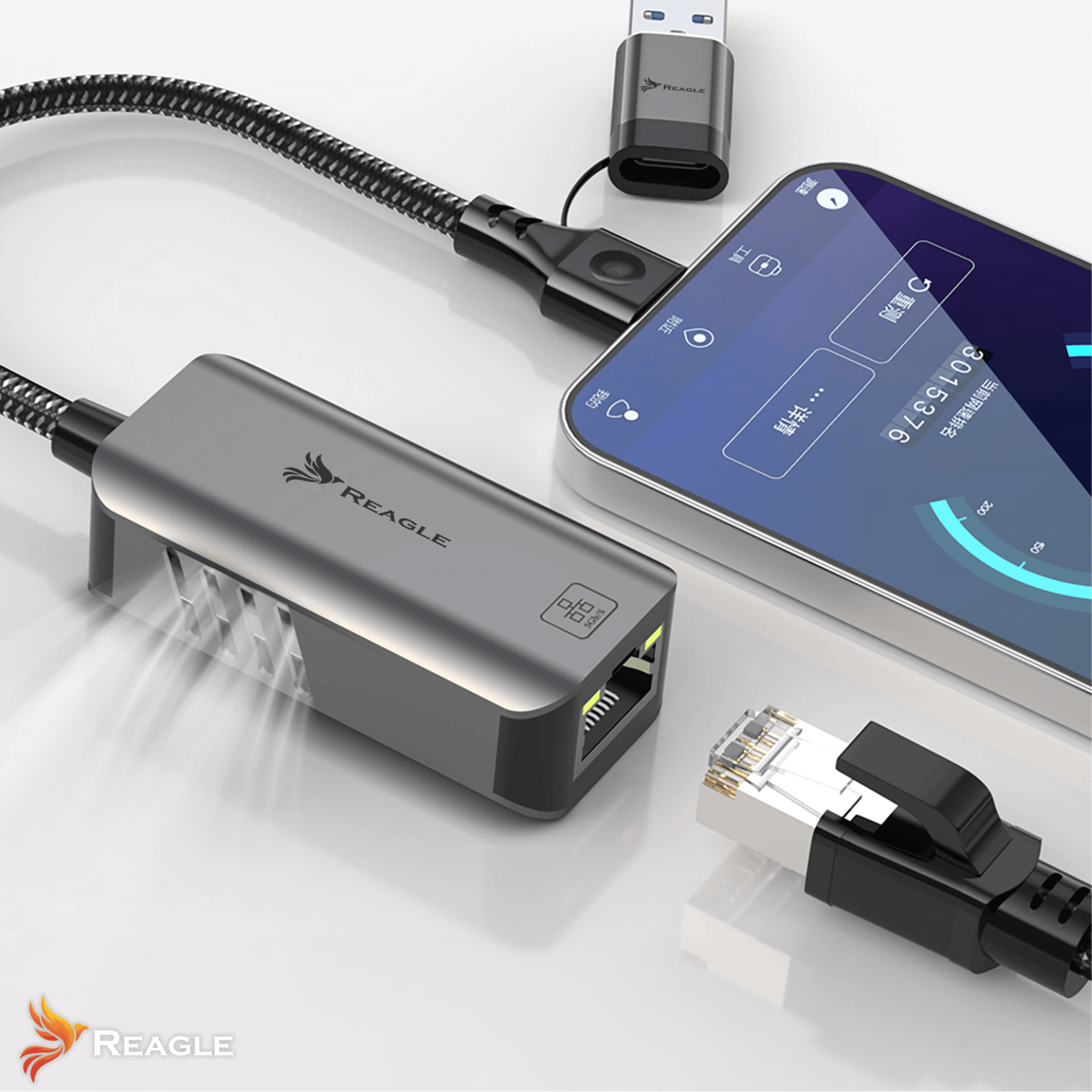 Szary adapter Reagle łączy smartfon, klucz USB i kabel sieciowy.