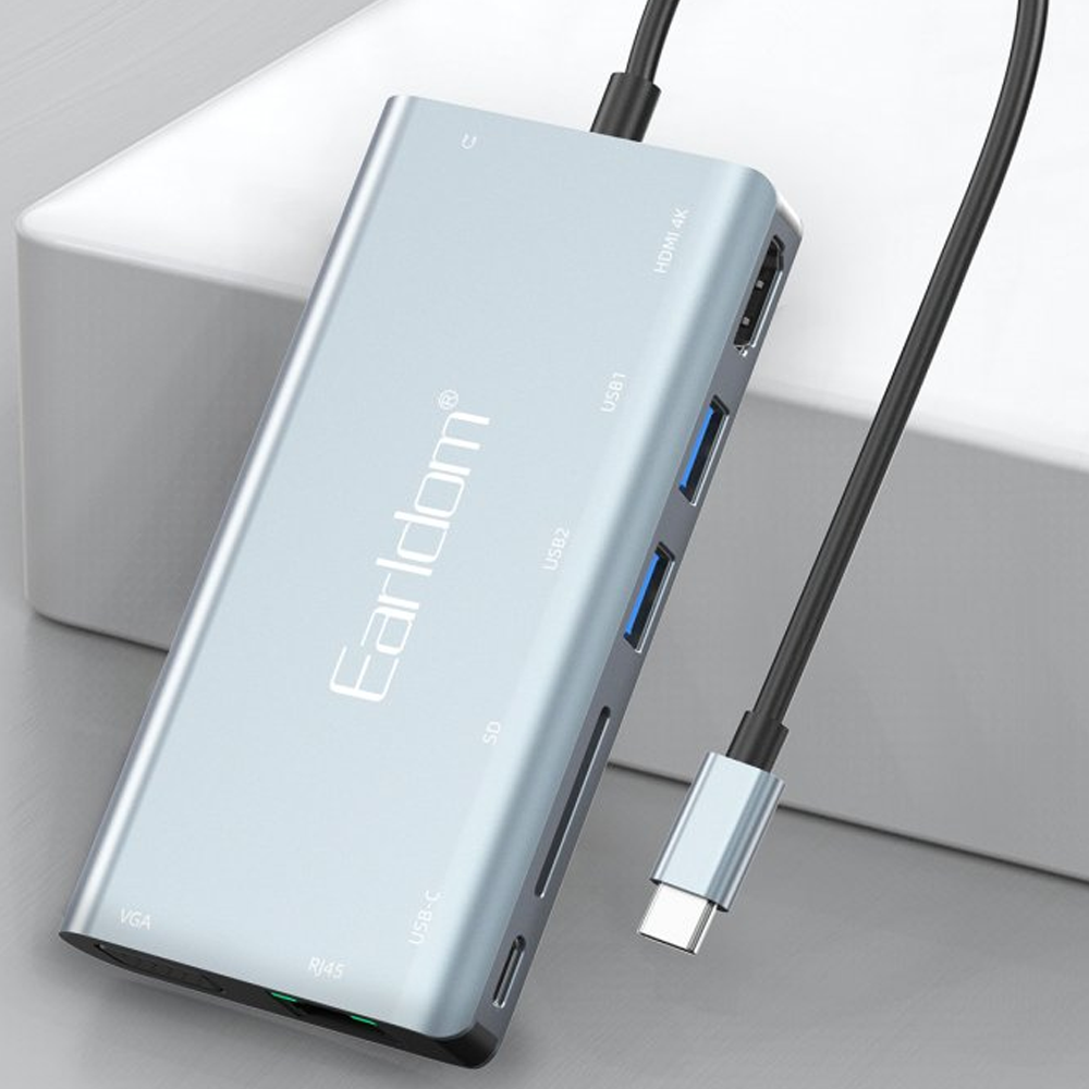 HDMI, USB ve SD kart bağlantı noktalarına sahip gümüş USB-C hub.