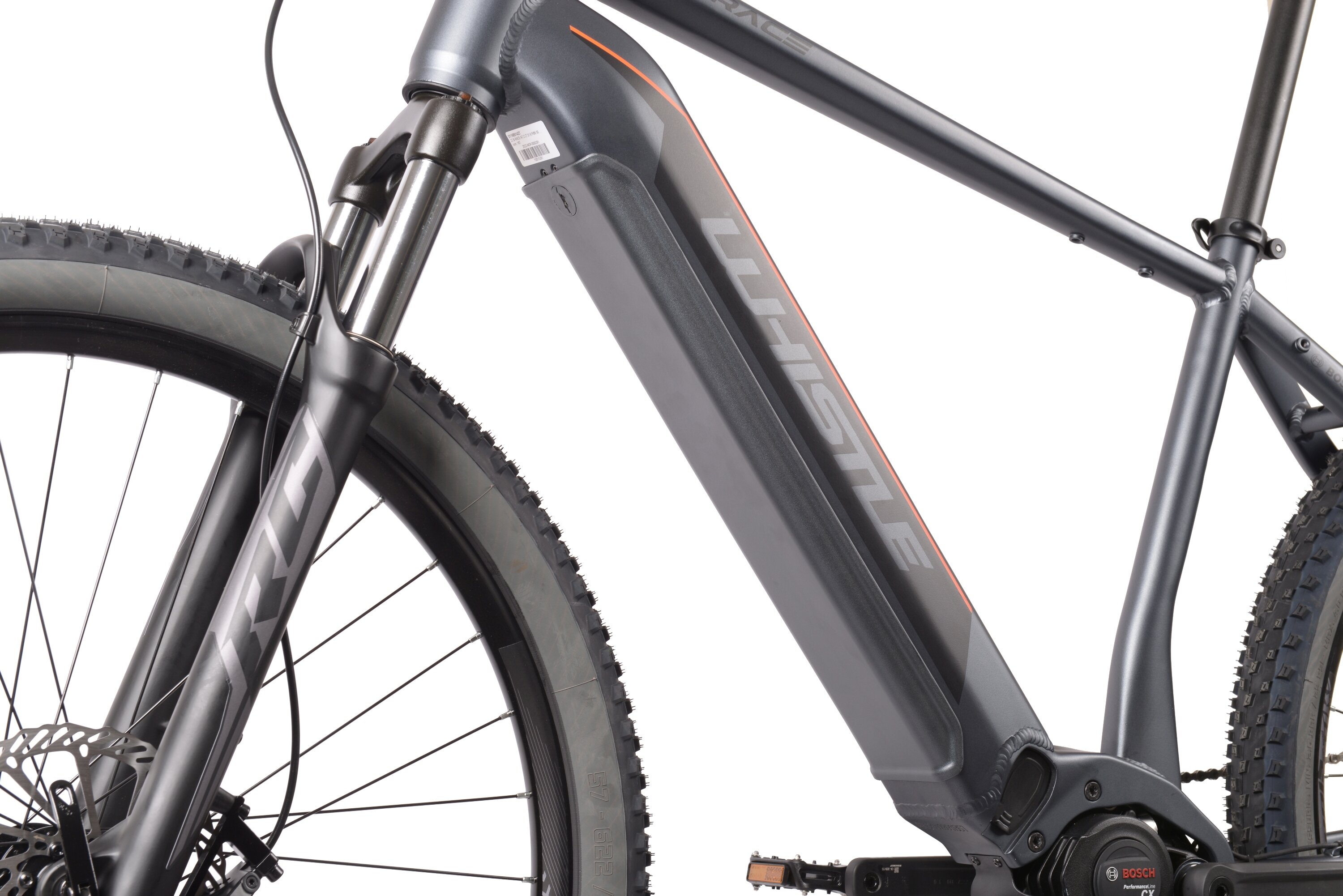 Szary e-bike z pomarańczowymi akcentami i czarnym amortyzatorem. Silnik Bosch.