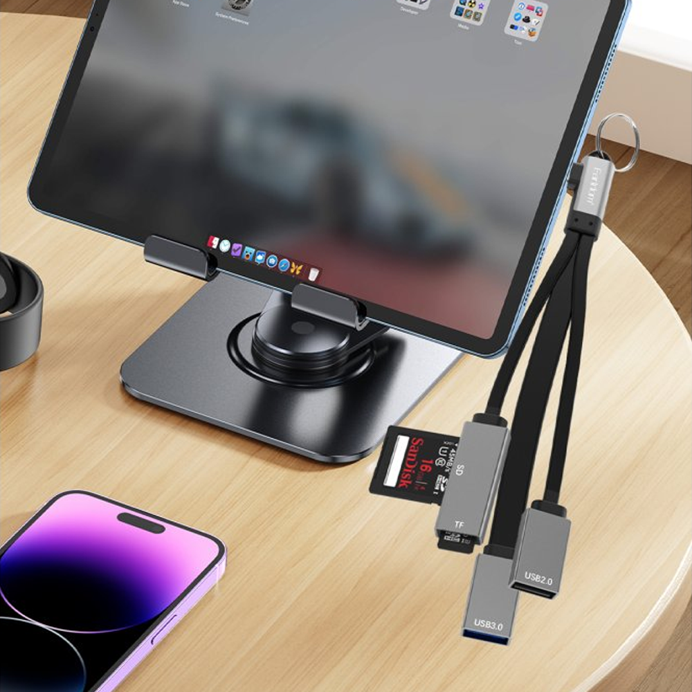 Bir akıllı telefon ve hafıza kartının yanında stantta bir tablet.