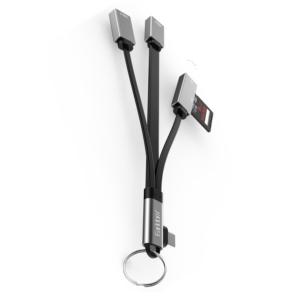 Üç konektörlü bir USB-C kablosu: iki USB 2.0 ve bir SD kart okuyucu.