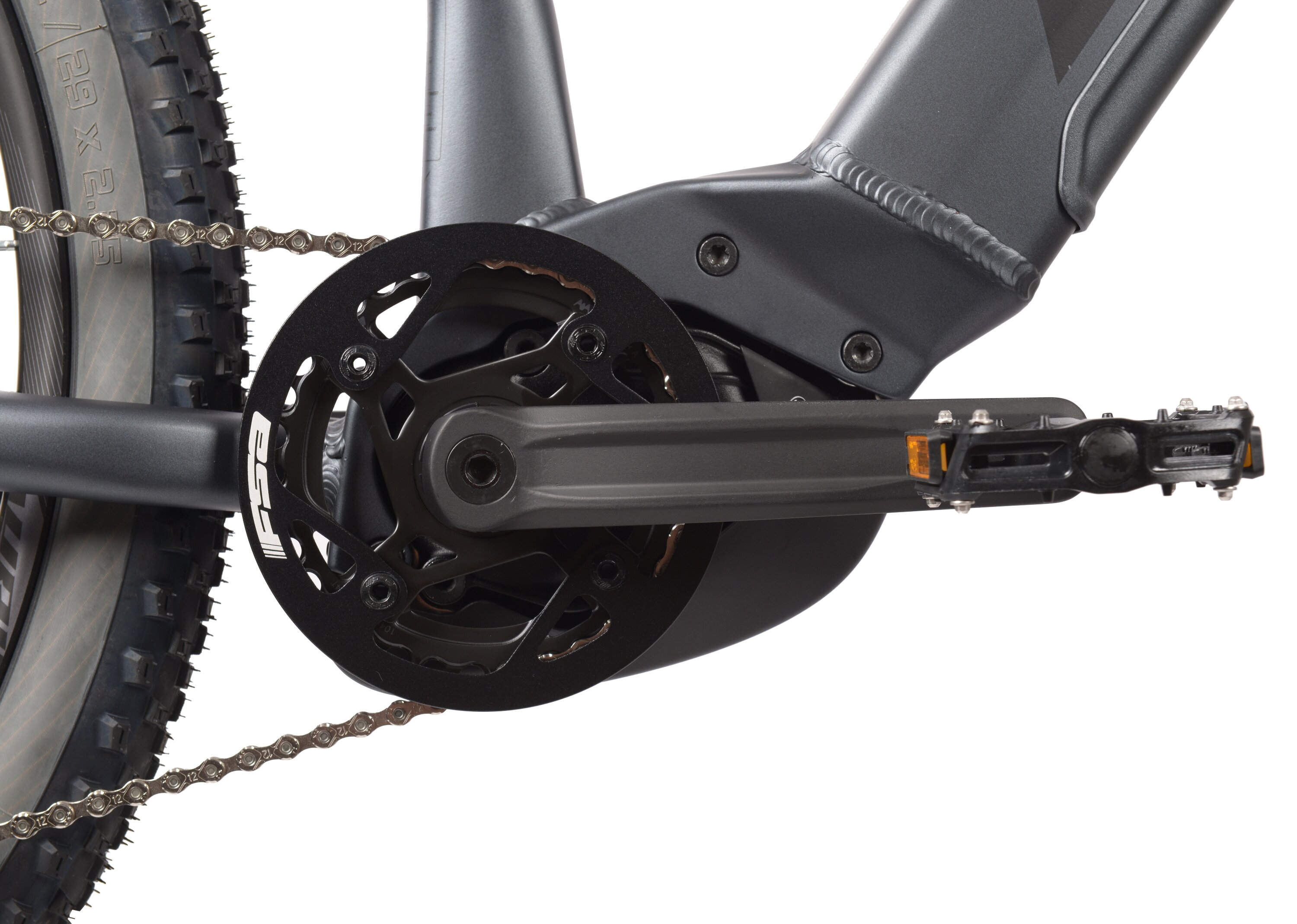 Zbliżenie łańcucha rowerowego, zębatki i pedału na białym tle.