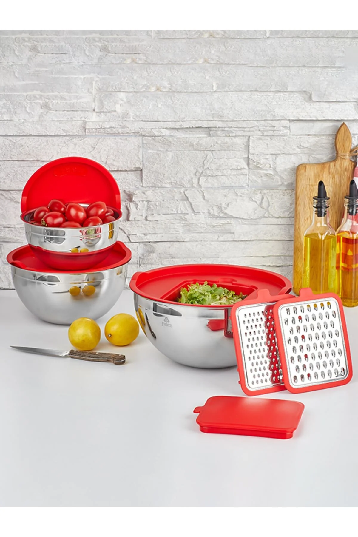 Domatesli, salatalı, limonlu, bıçaklı ve rendeli paslanmaz çelik kaseler.