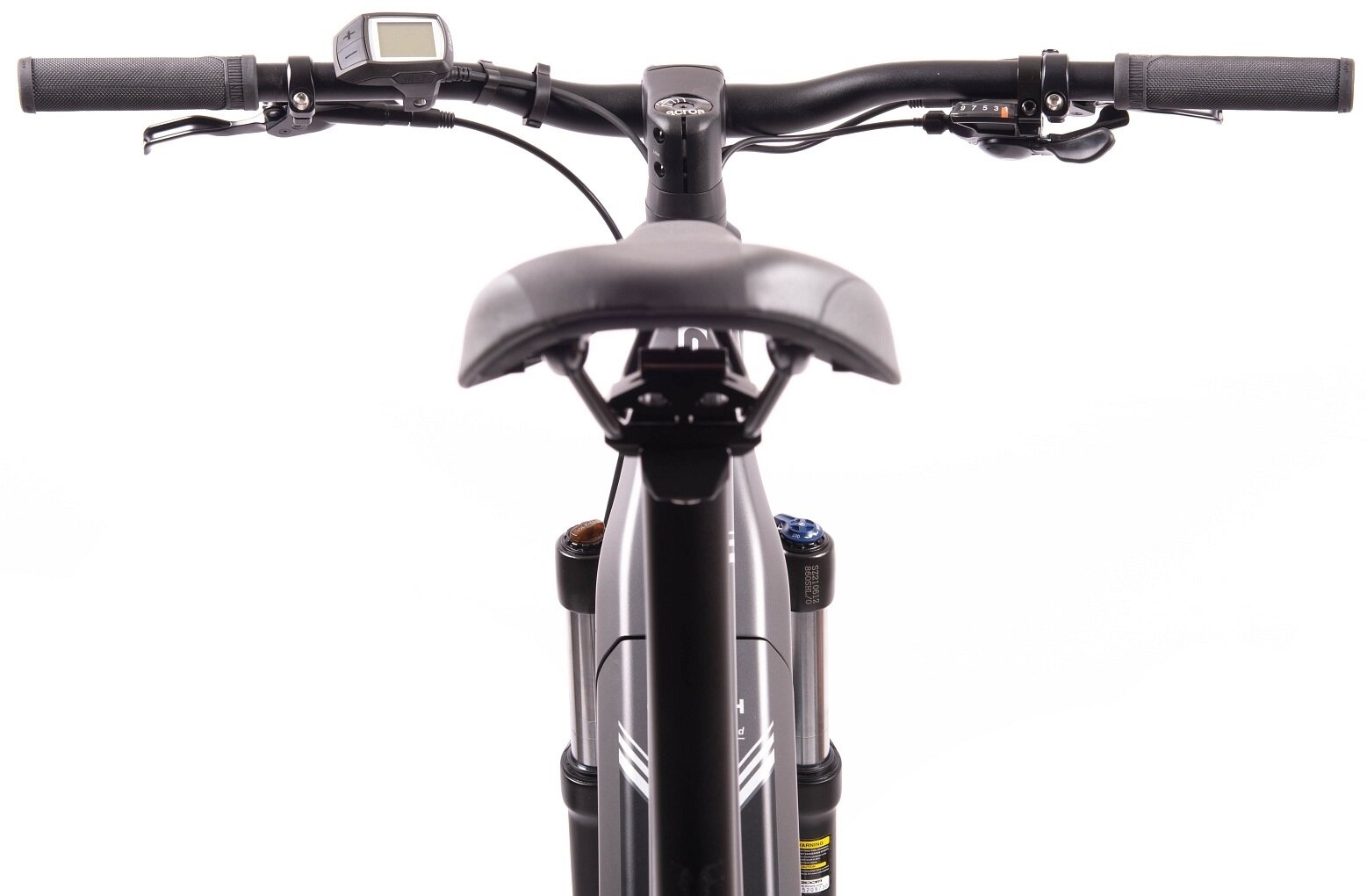 Zbliżenie na kierownicę i siodełko czarnego roweru elektrycznego z wyświetlaczem.