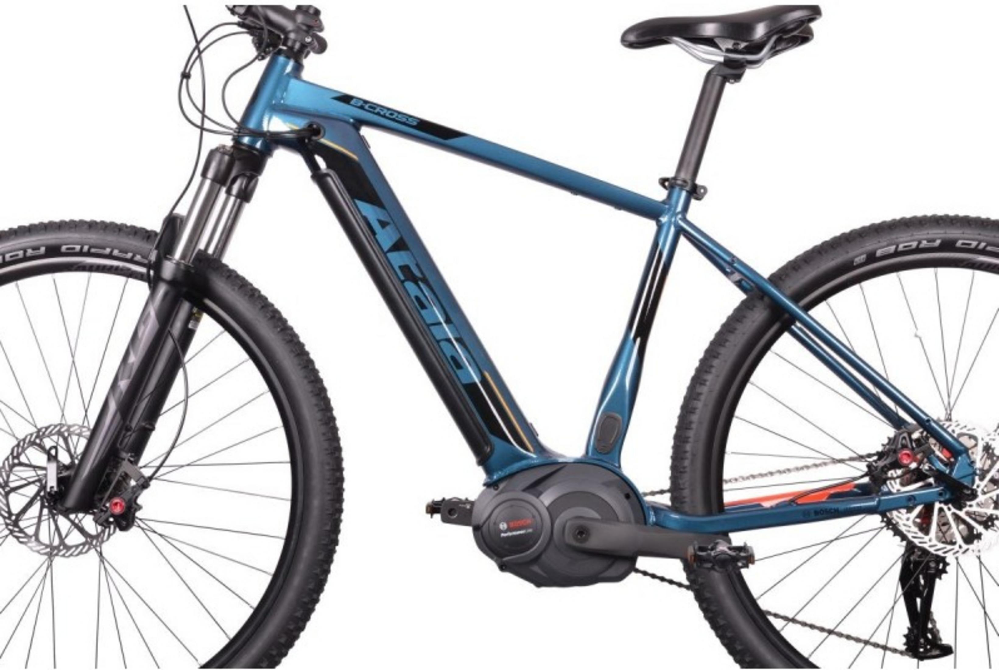 Niebieski rower elektryczny z czarnymi akcentami, amortyzowanym widelcem i hamulcami tarczowymi.