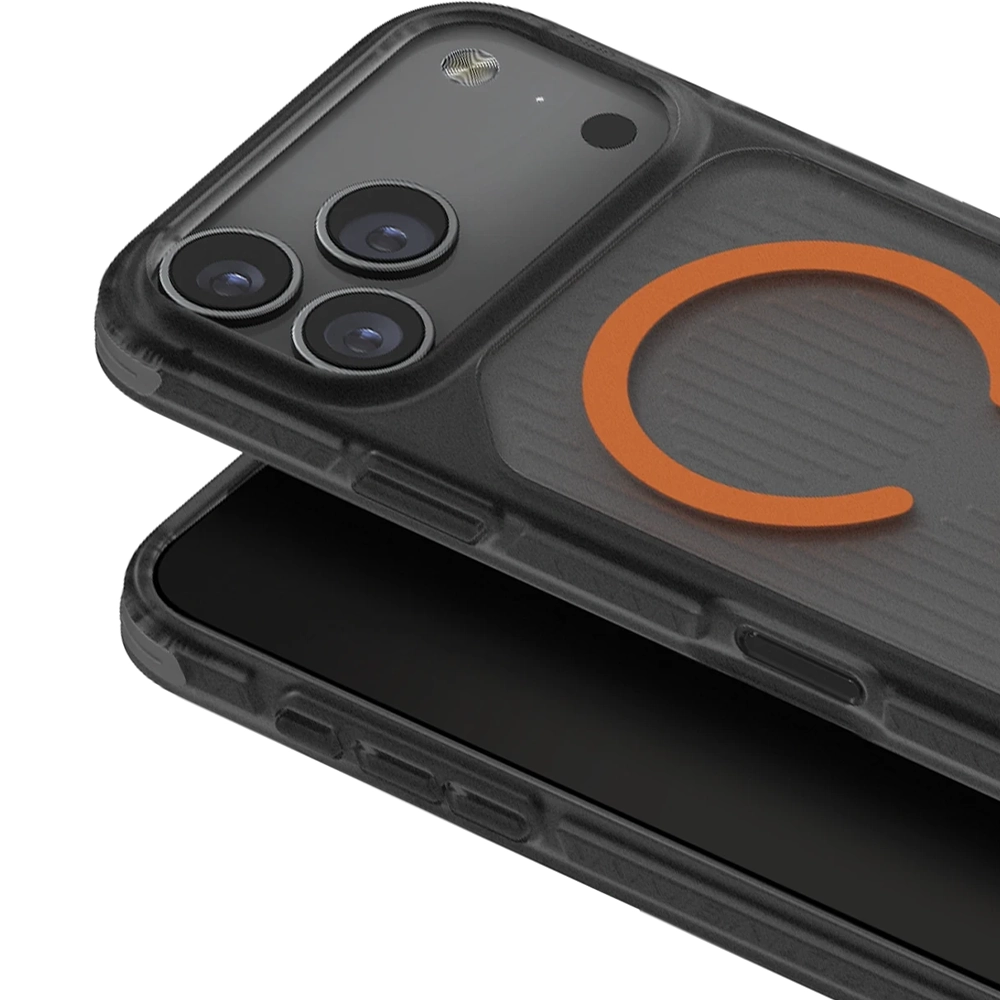Arkada turuncu halkalı şeffaf kılıfta siyah iPhone.