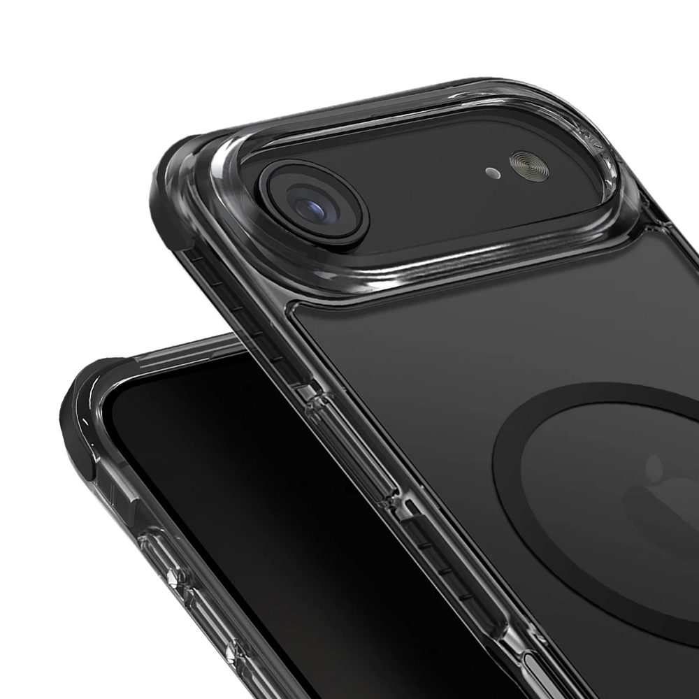 Beyaz arka plan üzerinde kamera lensi ve flaşı olan şeffaf telefon kılıfı.