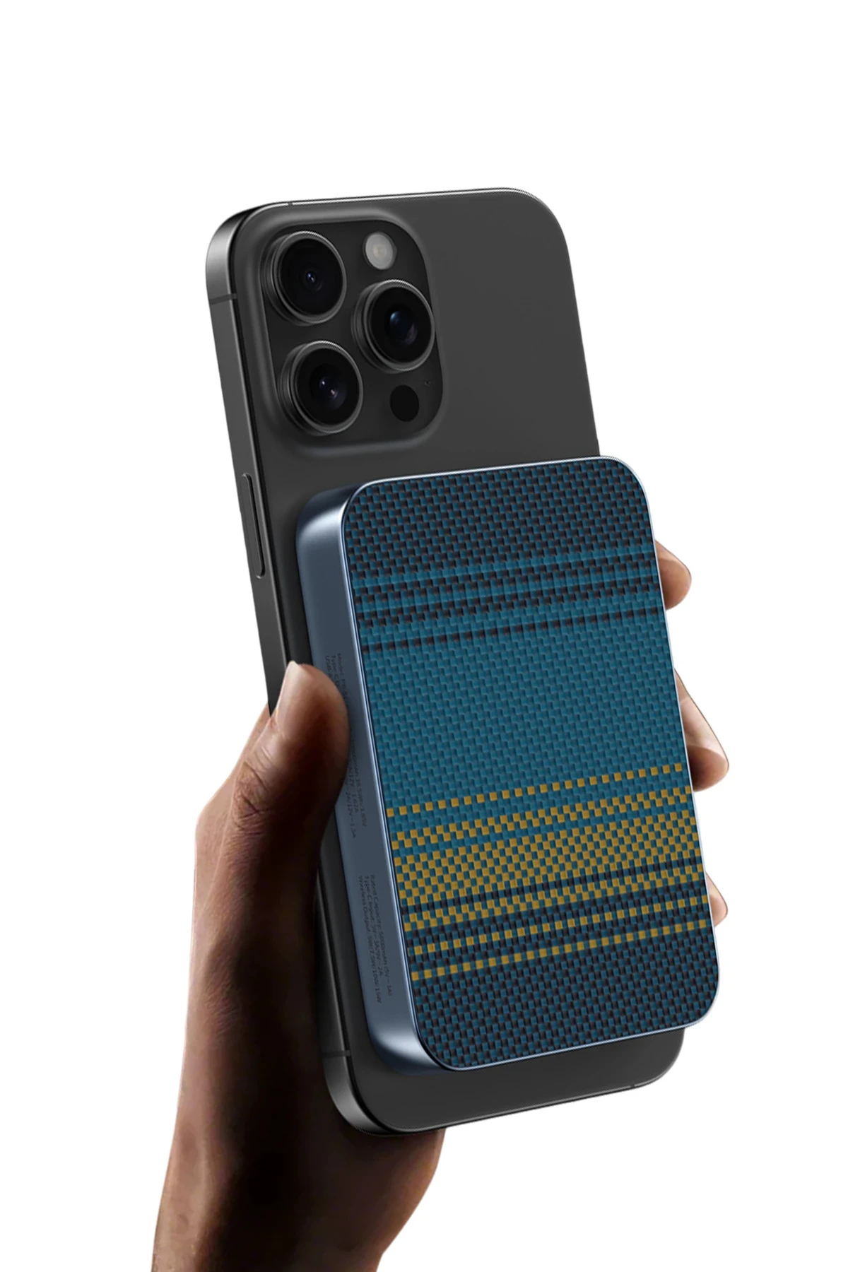 El, mavi-sarı desenli bir pil paketiyle siyah bir iPhone tutuyor.