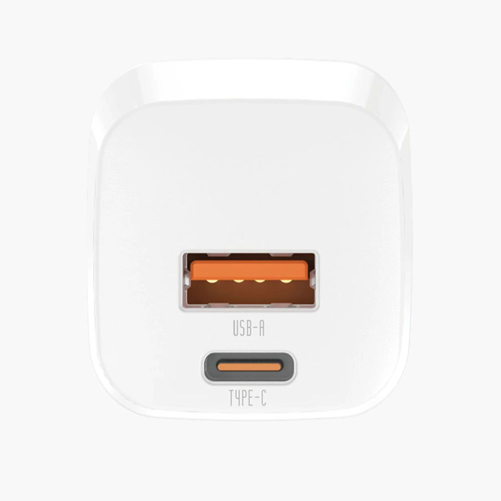 USB-A ve USB-C bağlantı noktalarına sahip beyaz şarj cihazı.