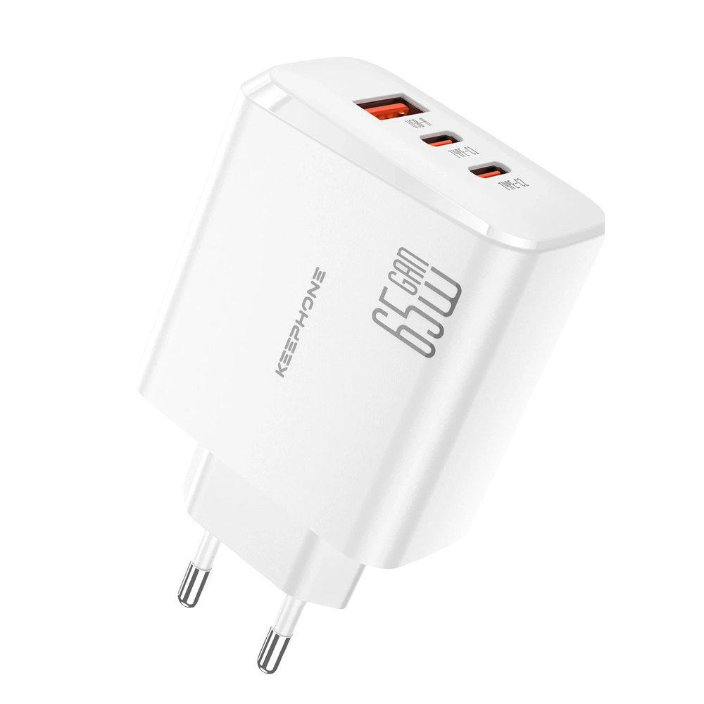 Üç USB bağlantı noktasına ve Avrupa fişlerine sahip beyaz bir 65W güç adaptörü.