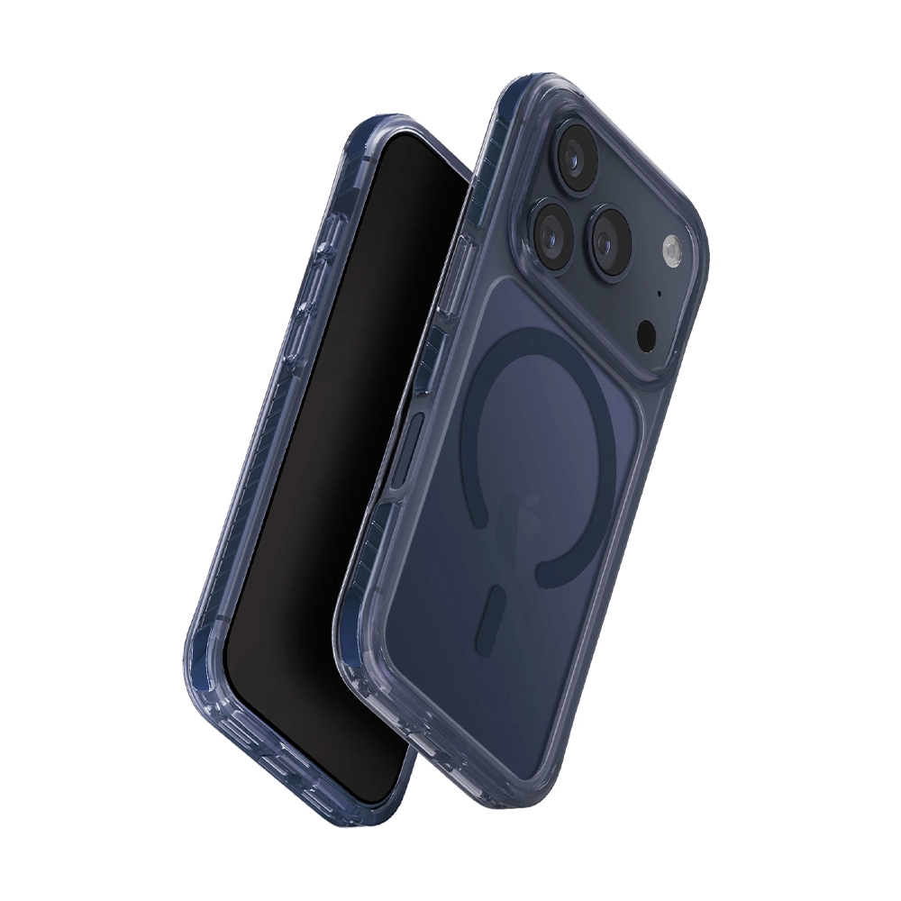 Beyaz arka planda üç kameralı, şeffaf kılıflı koyu mavi iPhone.