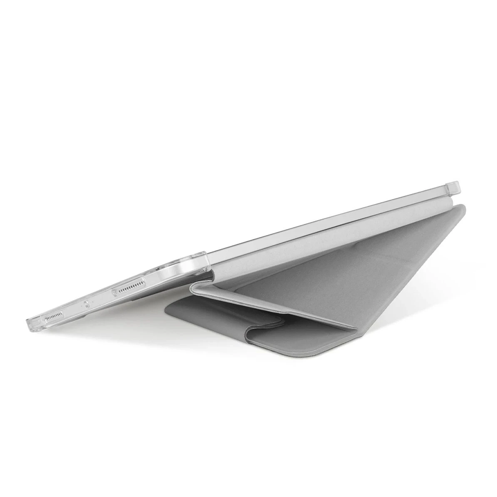 Gri bir stant üzerinde duran şeffaf kılıflı gri tablet.