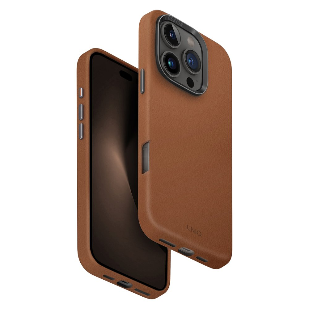 Beyaz arka plan üzerinde üç kameralı kahverengi deri iPhone kılıfı.