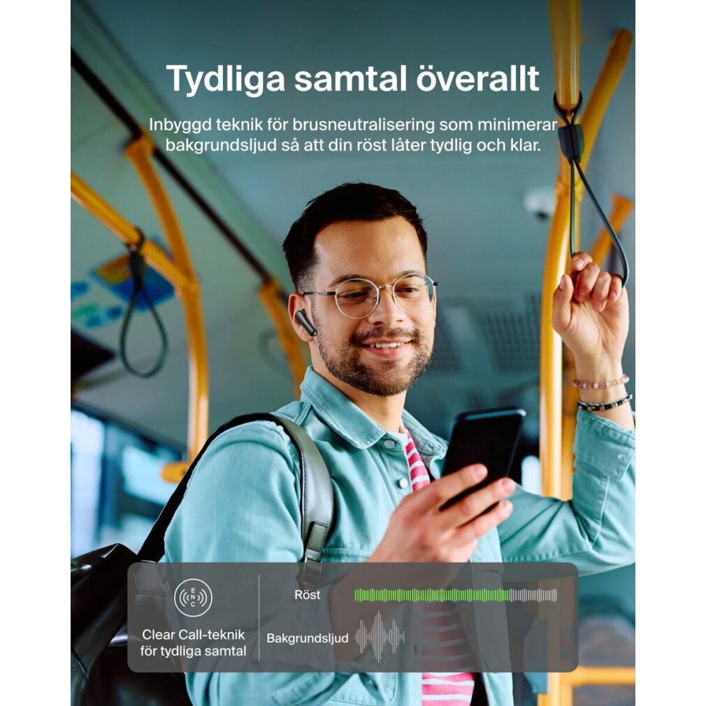 Mężczyzna w okularach w autobusie, trzyma telefon, nosi słuchawki.