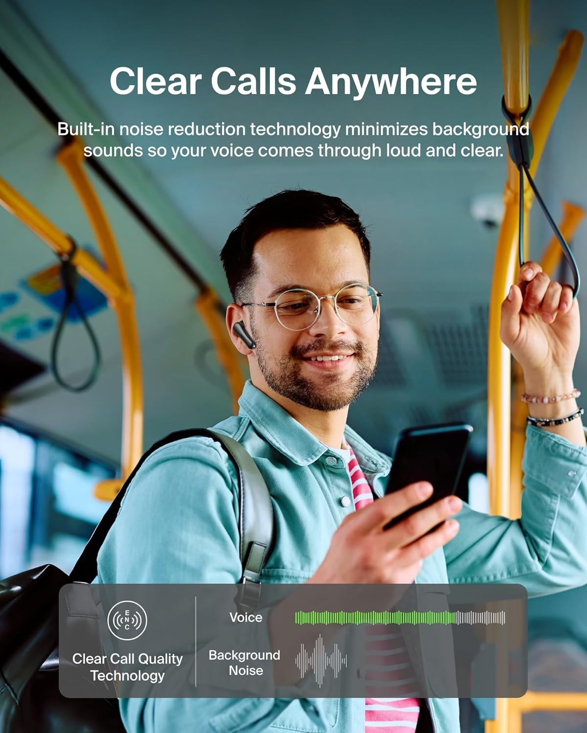 Mężczyzna w autobusie ze słuchawkami i smartfonem, pokazujący poziomy dźwięku.