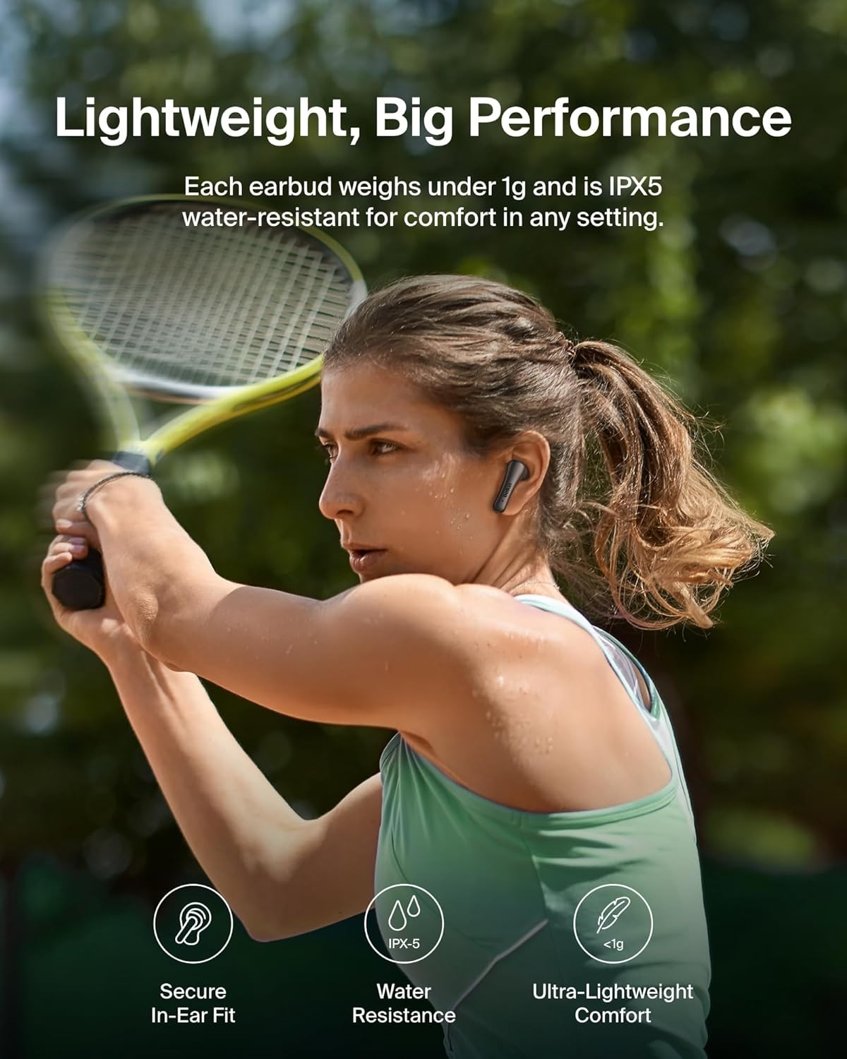 Tenisistka uderza rakietą. Słuchawki są lekkie i wodoodporne.