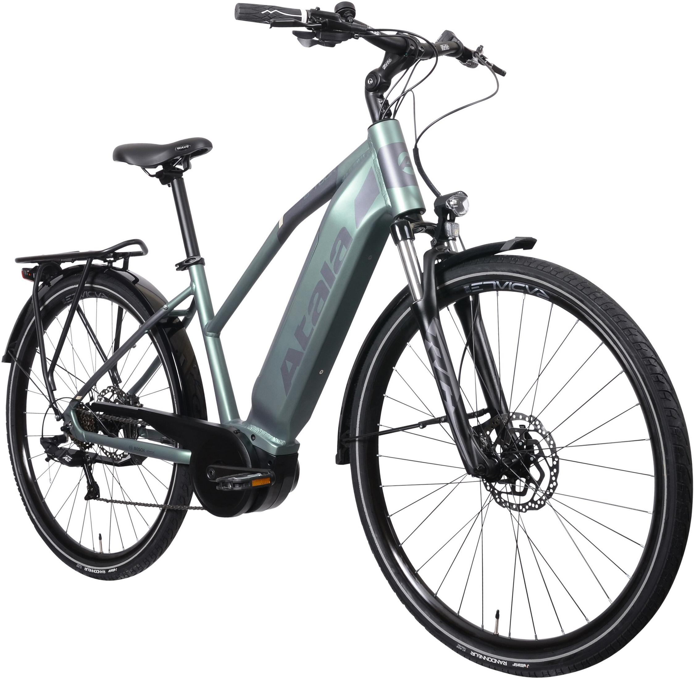 Szmaragdowo-zielony rower elektryczny z bagażnikiem i hamulcami tarczowymi.