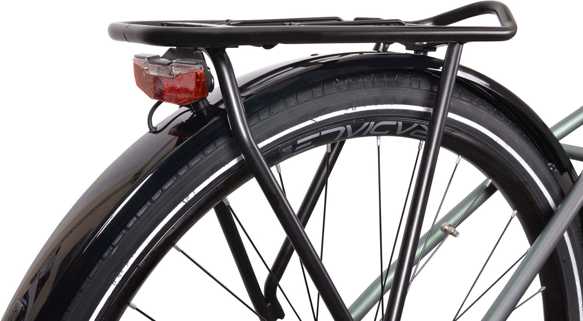 Zbliżenie tylnego koła, błotnika, bagażnika i tylnego światła roweru.