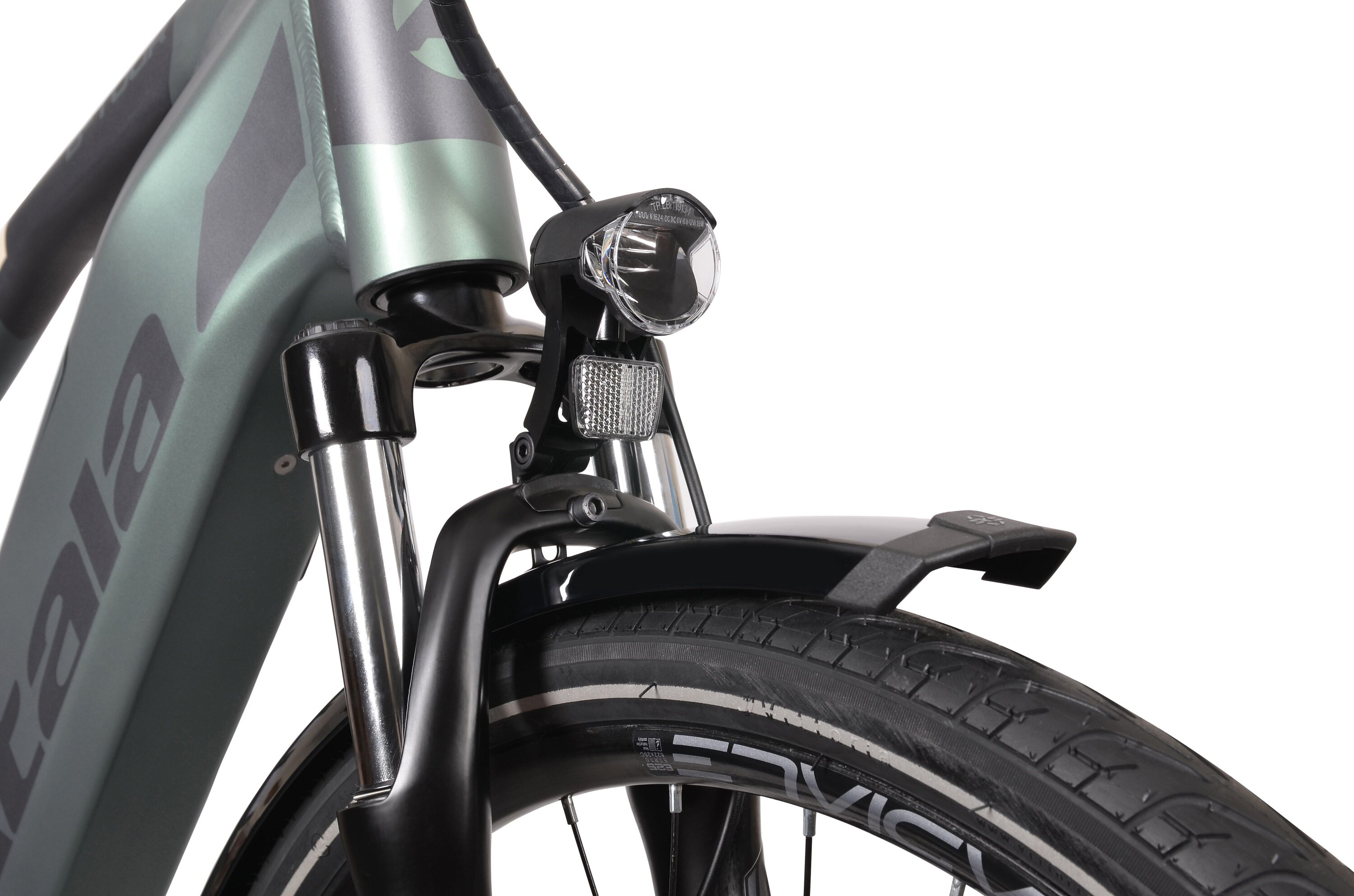 Zbliżenie przedniej opony, widelca i reflektora zielonego roweru na białym tle.