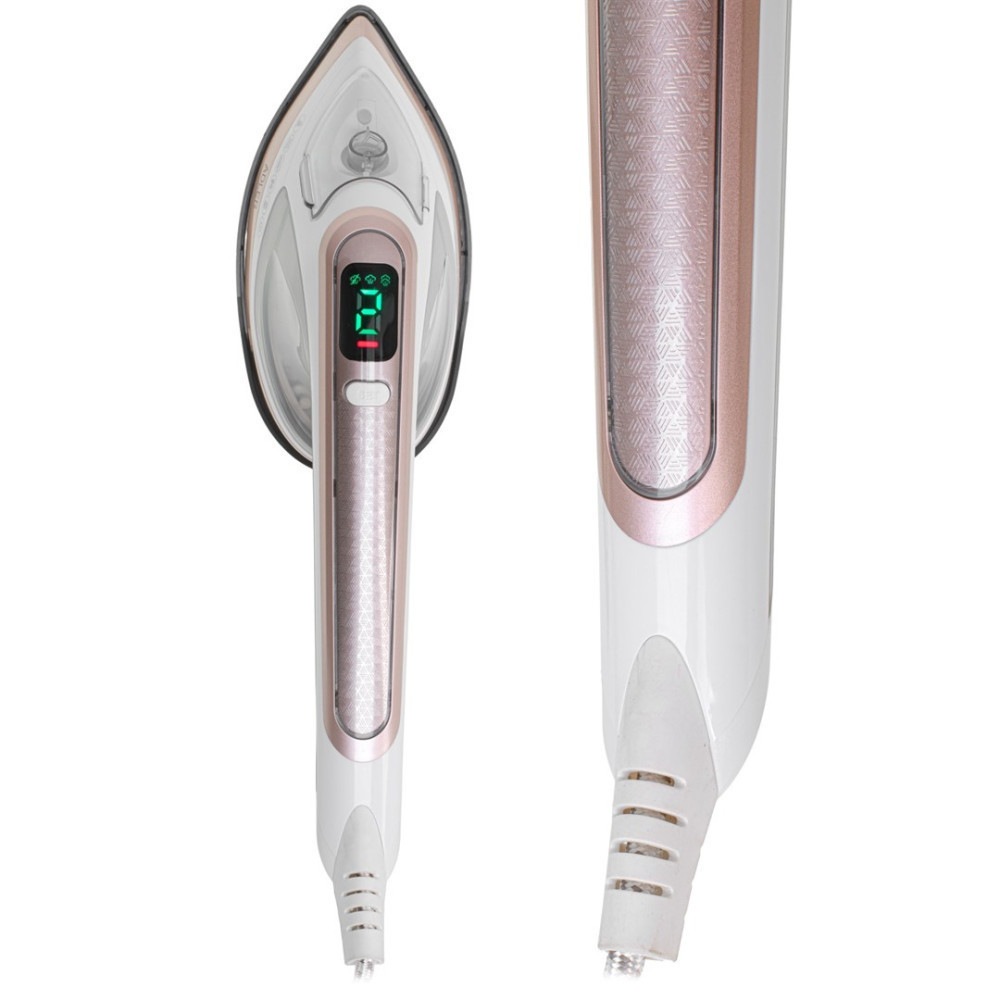 Białe i różowo-złote żelazko parowe na białym tle.