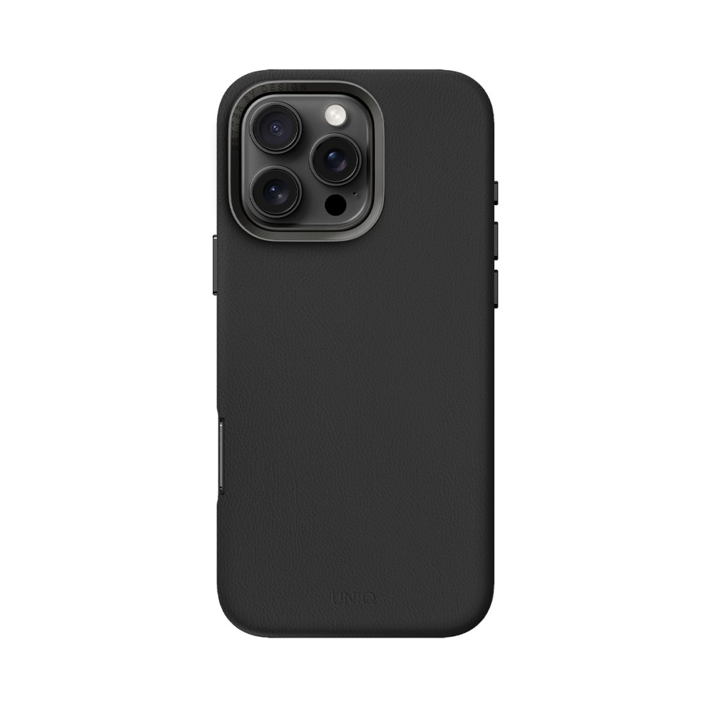 Üçlü kamera kesimli siyah telefon kılıfı, beyaz arka plan üzerinde.