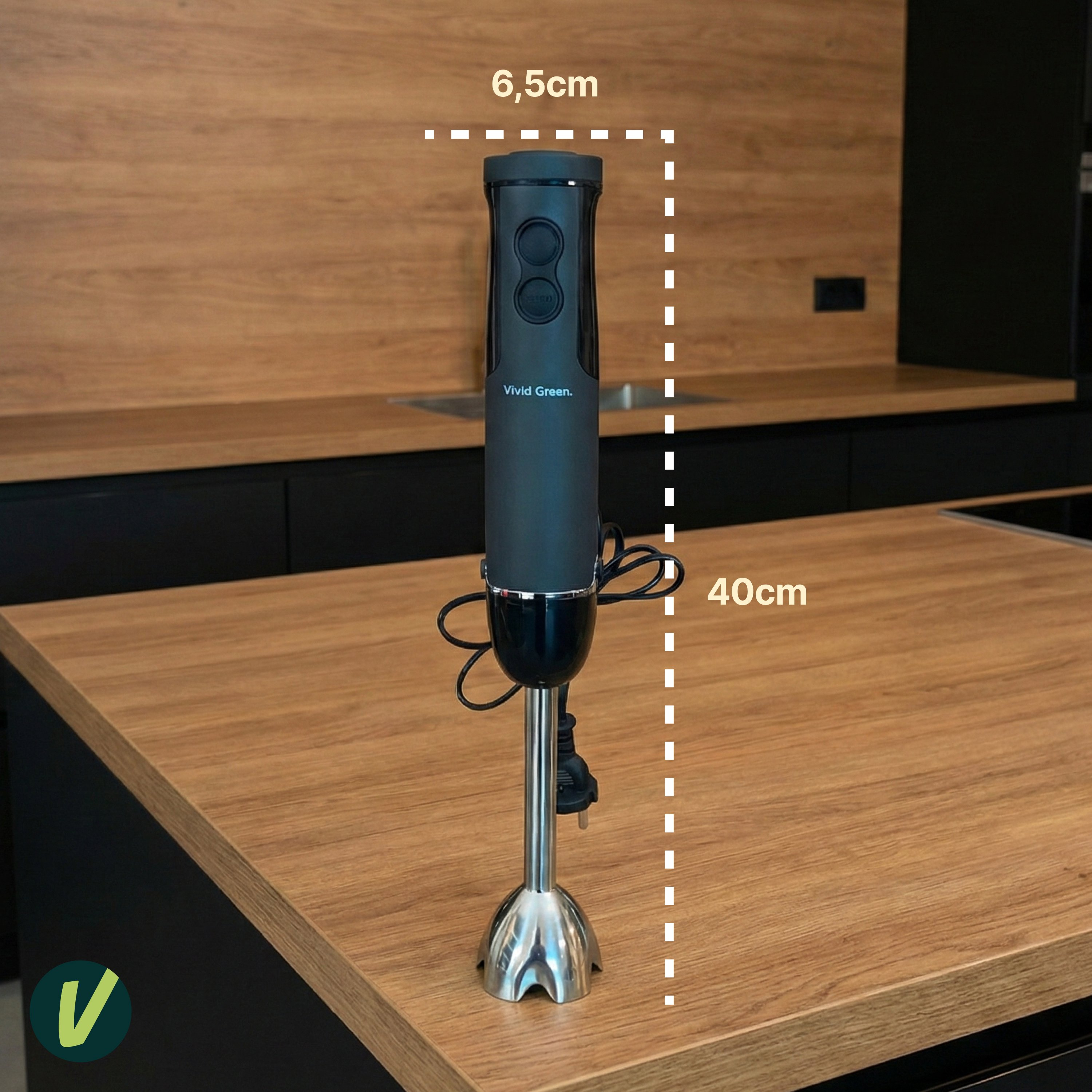 Black immersion blender with silver foot on a wooden table. Dimensions: 6.5x40cm.
