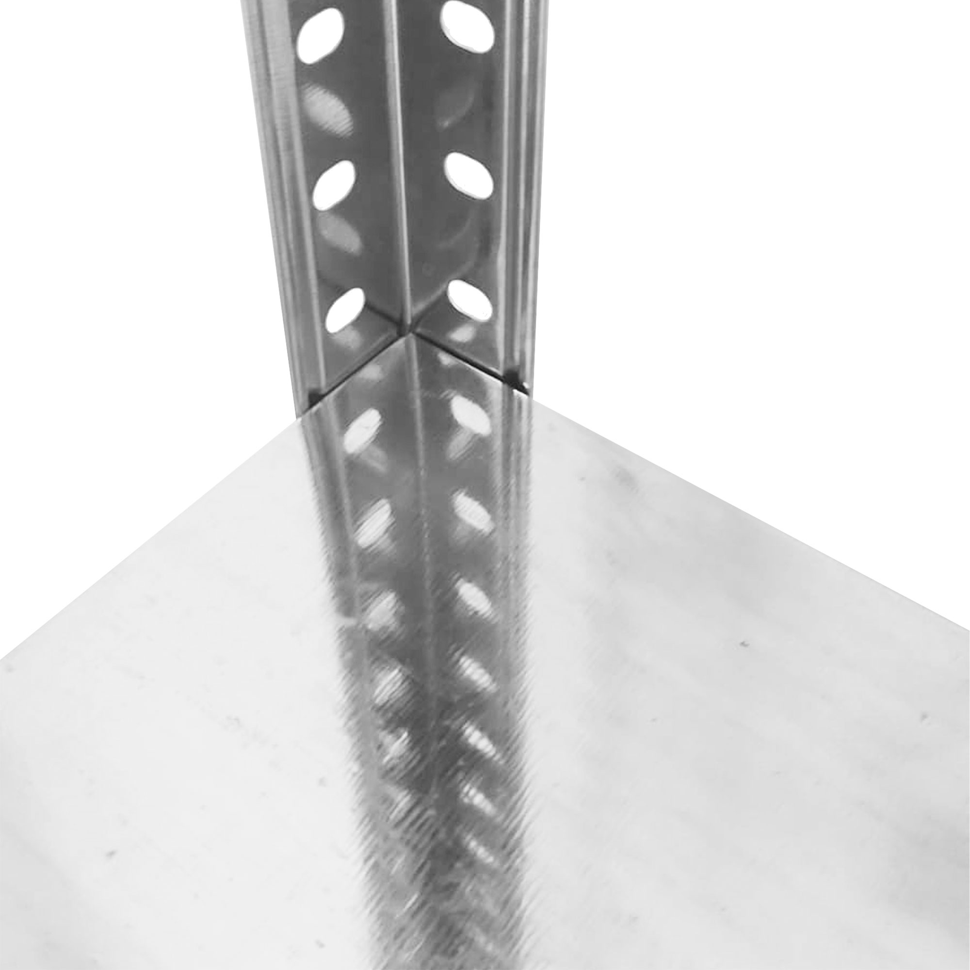Primer plano de un soporte de estante plateado con agujeros ovalados y superficie lisa.