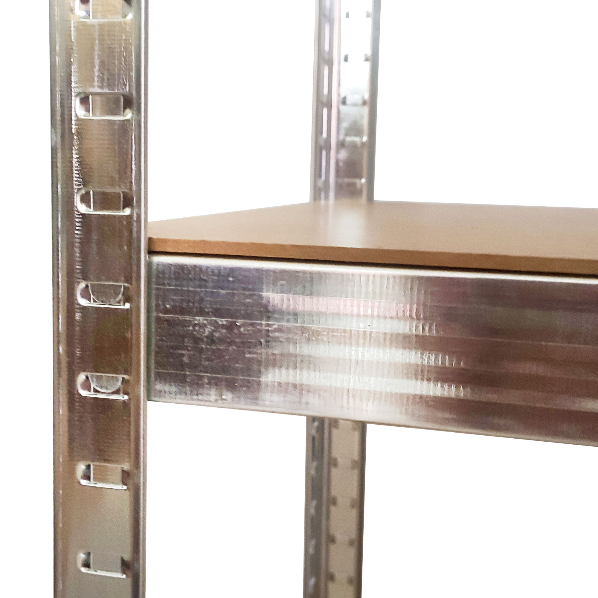 Primer plano de un estante de metal con una tabla de madera.