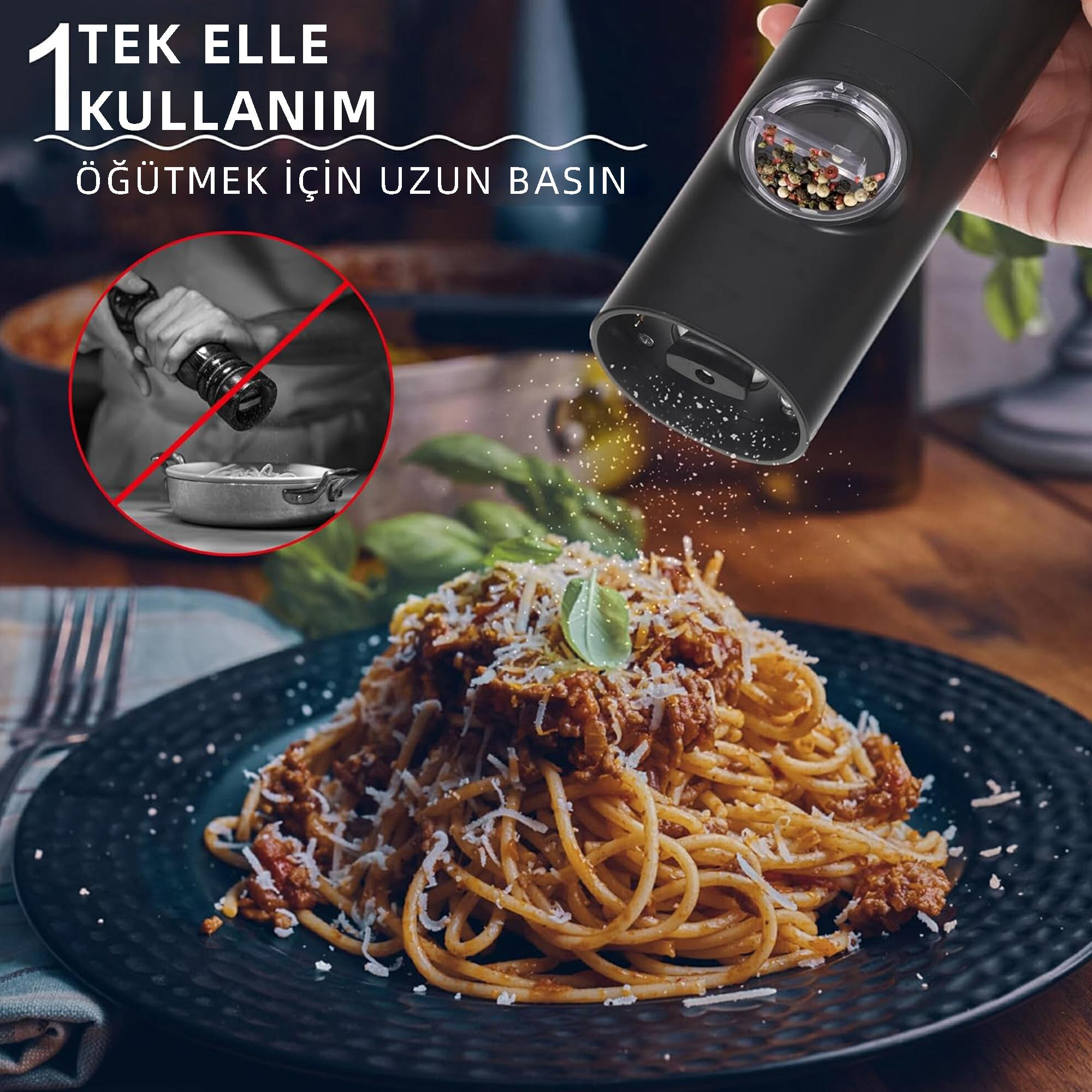 Bir el, siyah elektrikli öğütücü kullanarak et soslu ve peynirli bir tabak spagettiye beyaz pullar serpiyor.