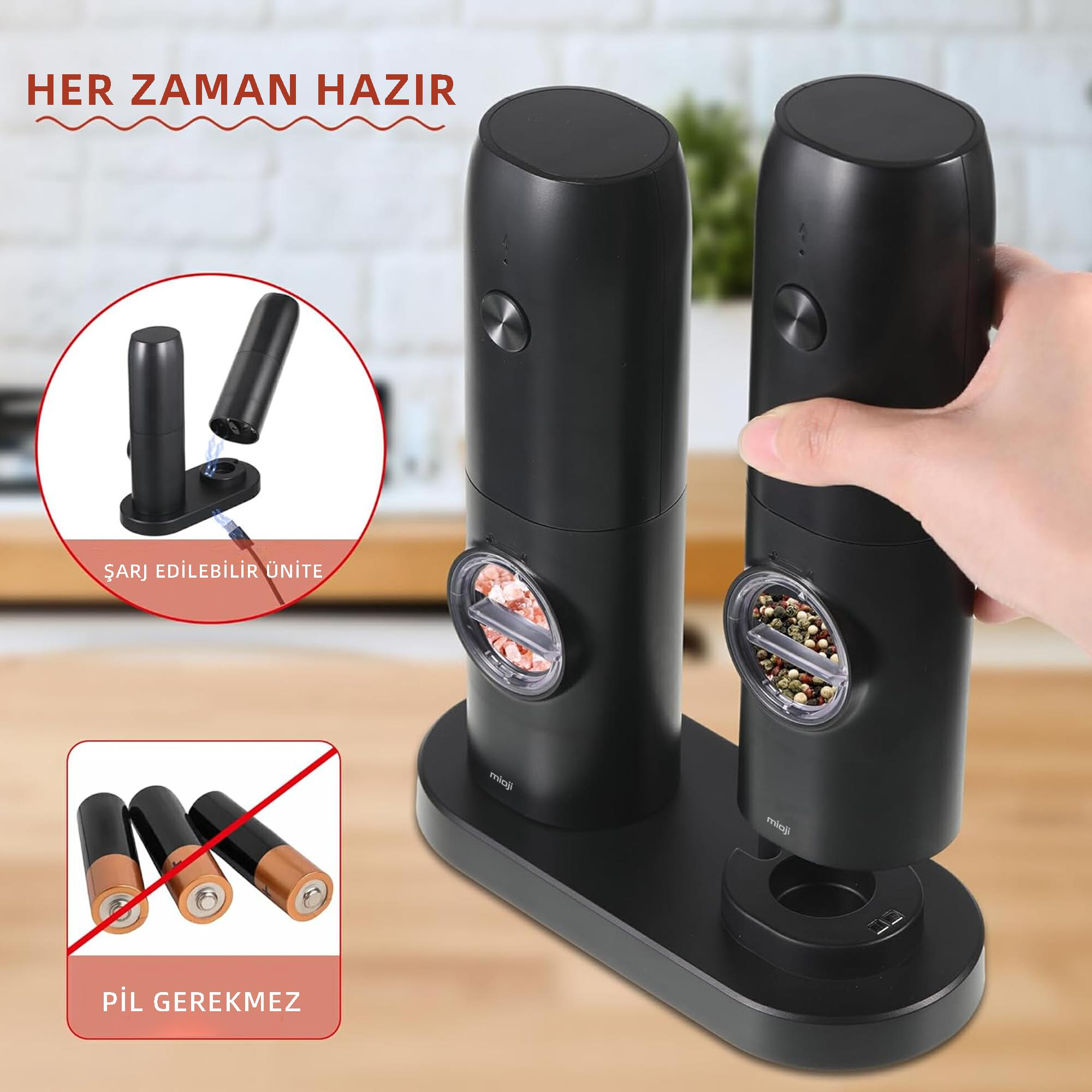 Şarj istasyonunda iki elektrikli baharat öğütücü, biri elde tutuluyor. Tuz ve karabiber görünüyor.