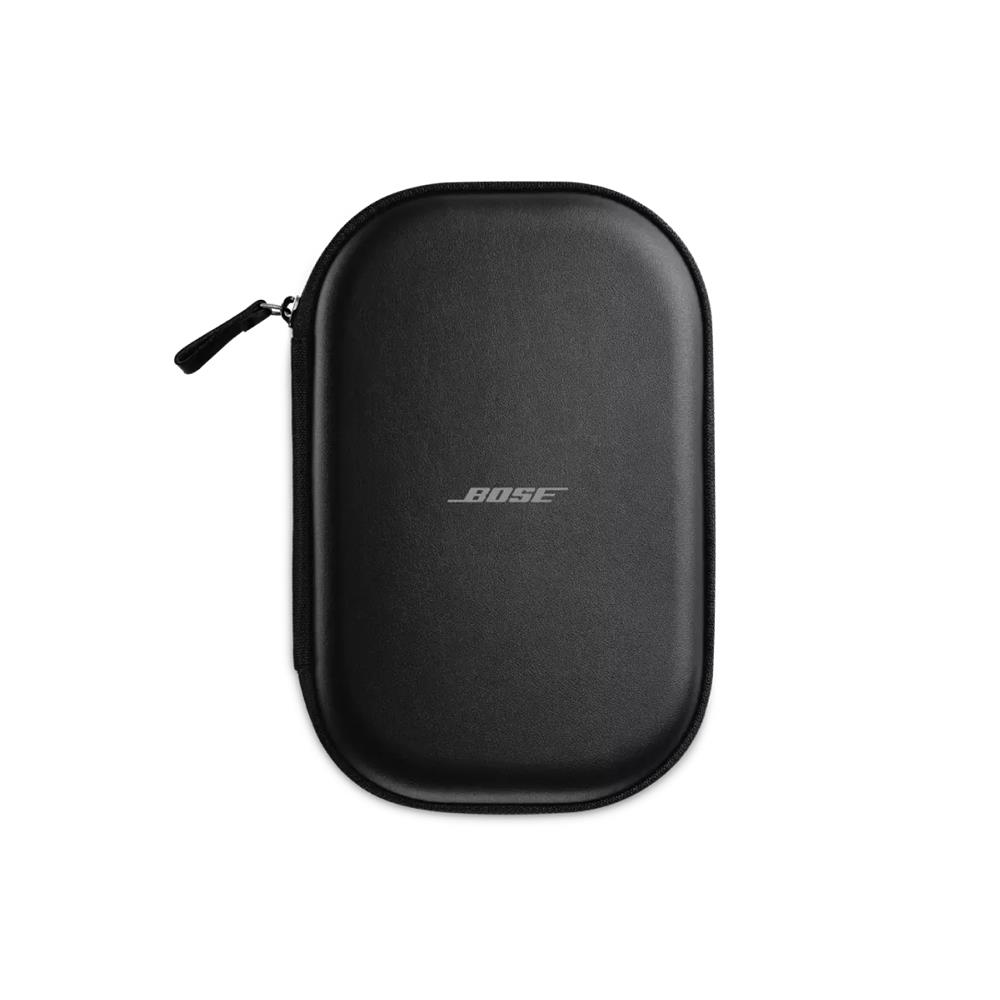 Funda negra para auriculares Bose con cremallera. Aislada sobre blanco.