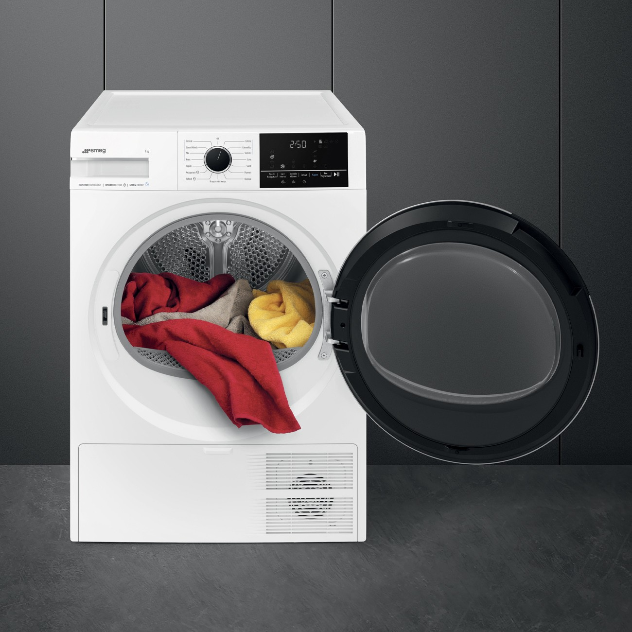 Asciugatrice Smeg bianca con porta aperta, mostra vestiti rossi e gialli all'interno.