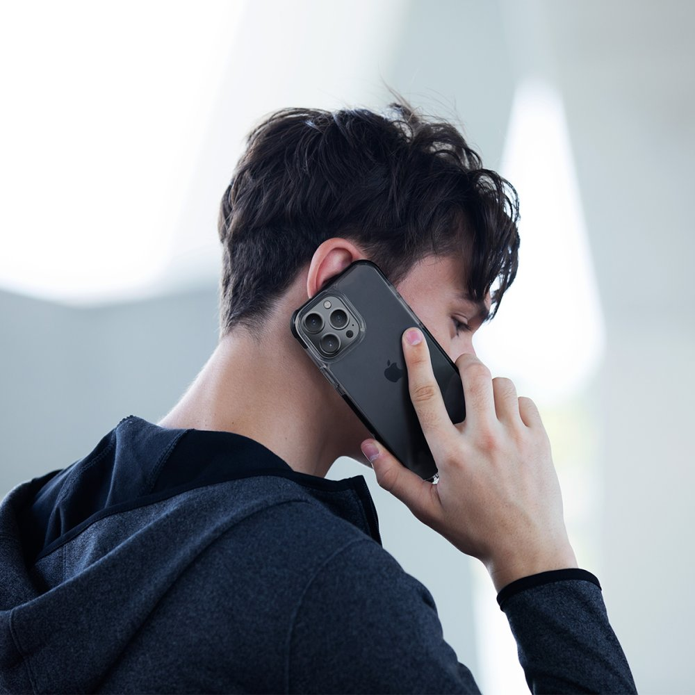 Üç kameralı koyu renkli bir akıllı telefonla konuşan bir kişi.