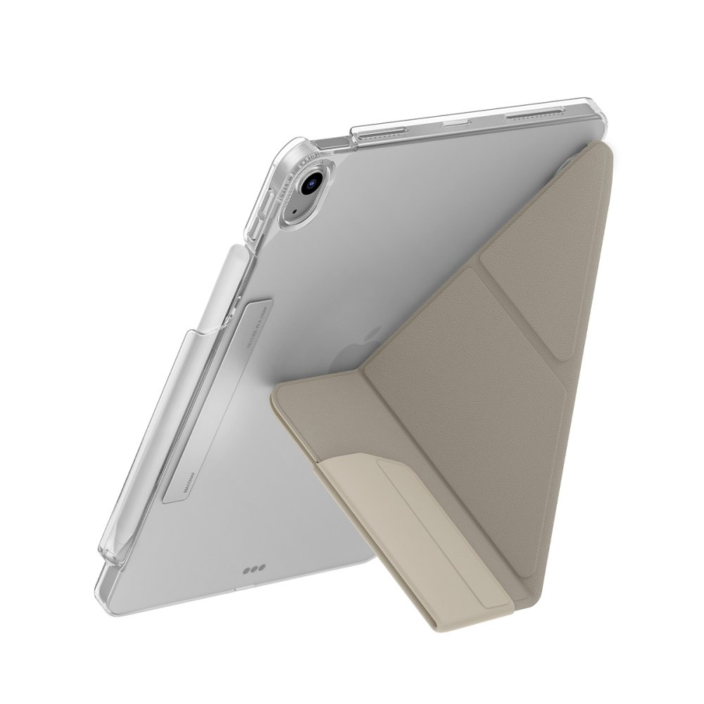 Şeffaf kılıflı gri bir tablet, bej katlanabilir standıyla beyaz bir arka plan üzerinde açılı duruyor.