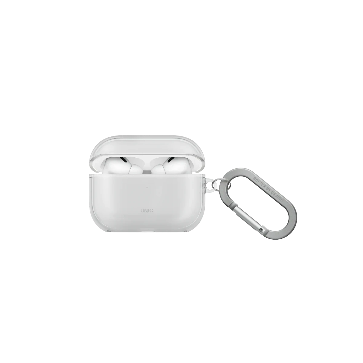Açık kapaklı şeffaf bir AirPods kutusu, içinde iki beyaz AirPods görünürken, siyah bir arka plan üzerinde gri bir karabinaya takılı.