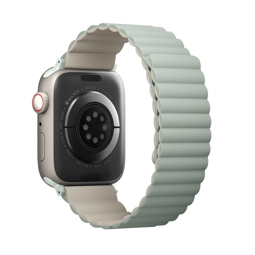 Gümüş rengi Apple Watch Series 7'nin açık yeşil kordonlu arka yüzü.