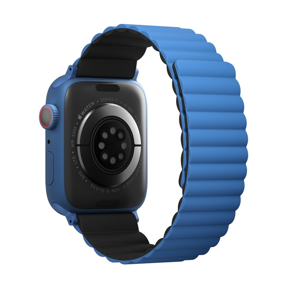 Mavi Apple Watch Series 7 siyah manyetik kordonla, arkadan görünüm.