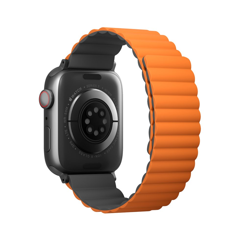 Turuncu nervürlü bantlı siyah Apple Watch Series 7, arkadan hafif sola eğik şekilde gösteriliyor.